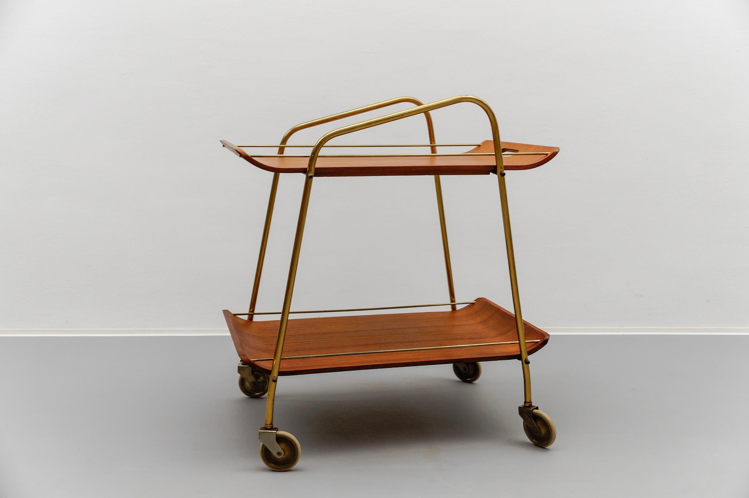 Milieu du XXe siècle Chariot de service en teck et laiton avec plateau amovible, années 1950, The Moderns Modernity en vente