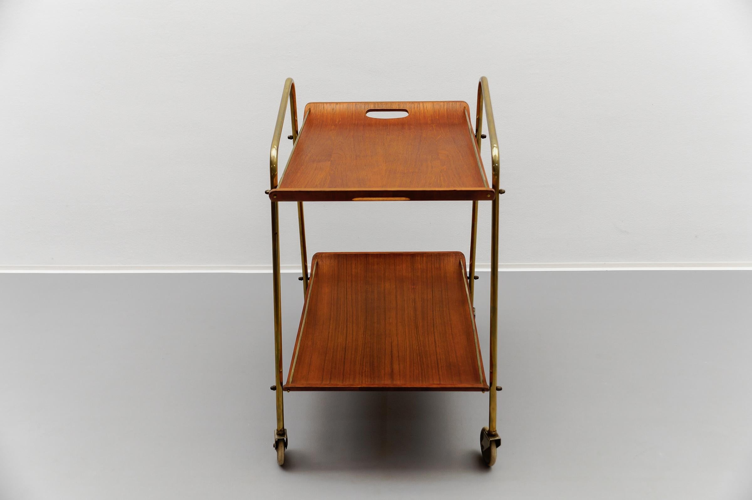 Chariot de service en teck et laiton avec plateau amovible, années 1950, The Moderns Modernity en vente 1