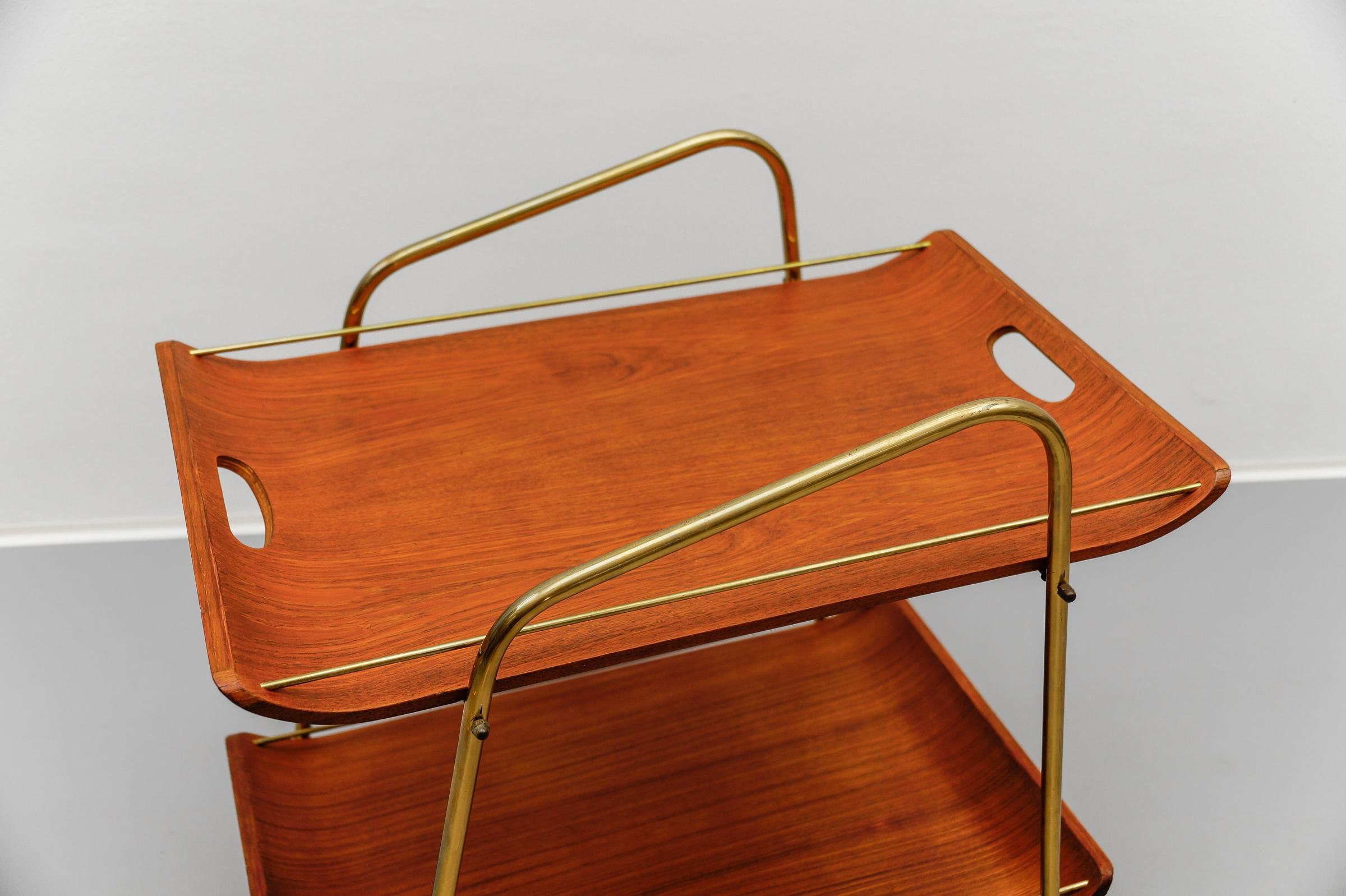 Chariot de service en teck et laiton avec plateau amovible, années 1950, The Moderns Modernity en vente 2