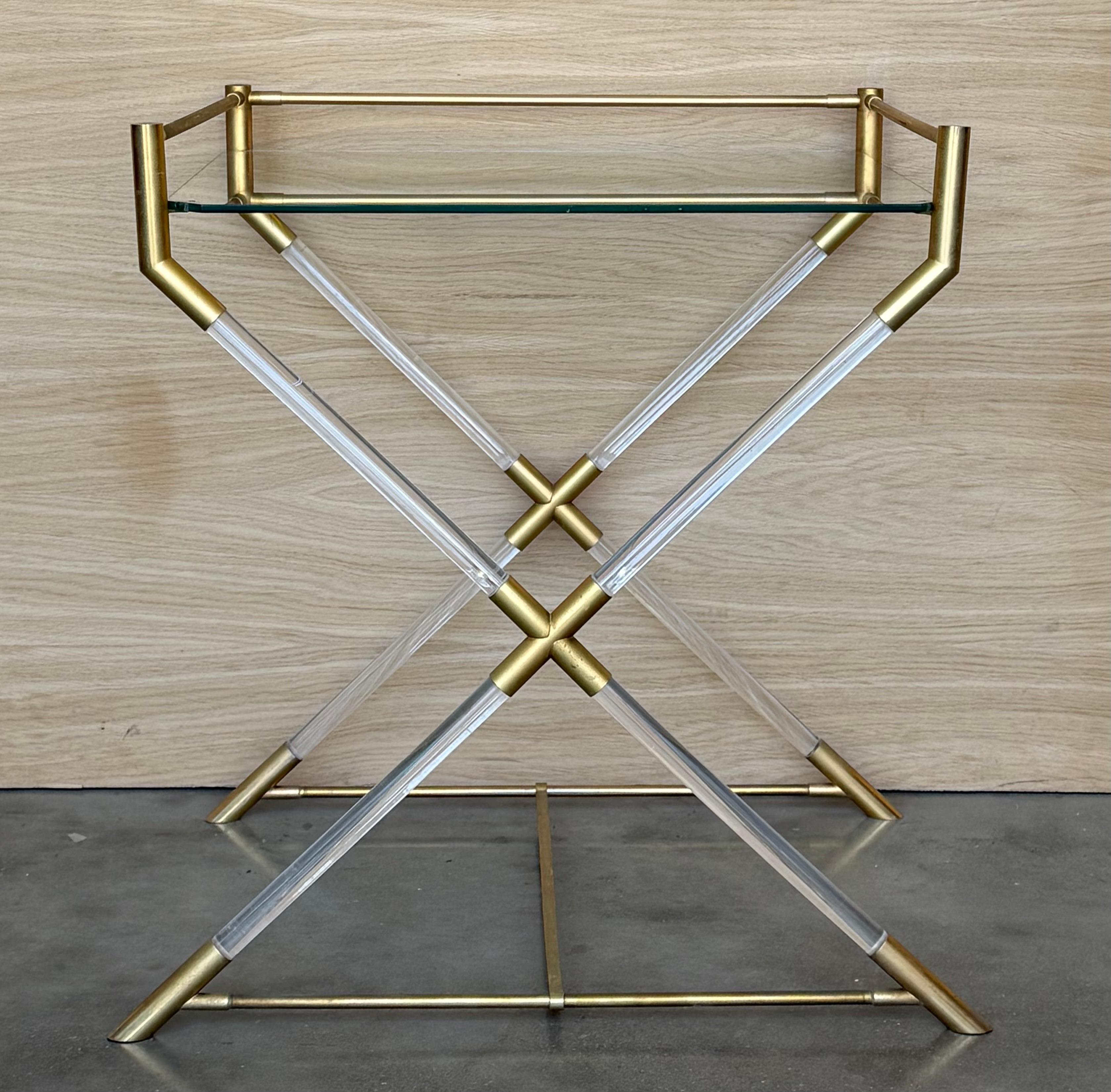 Esta escultural mesa de servicio tiene patas en forma de X. Esta encimera está alineada con un marco geométrico de lucita doble que descansa sobre una base en forma de X realizada en lucita transparente. Contrariamente a las líneas afiladas, las