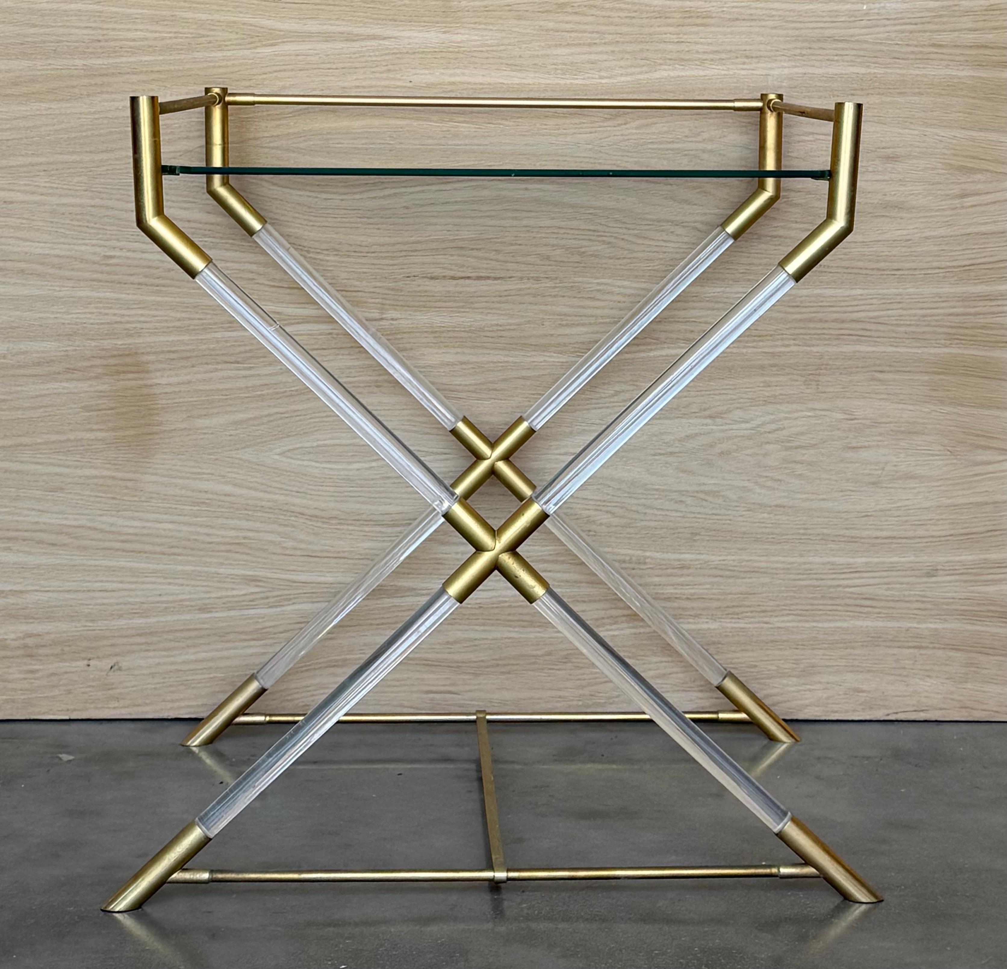 Mesa auxiliar o de servicio moderna de mediados de siglo en latón y lucita con forma de X Moderno de mediados de siglo en venta