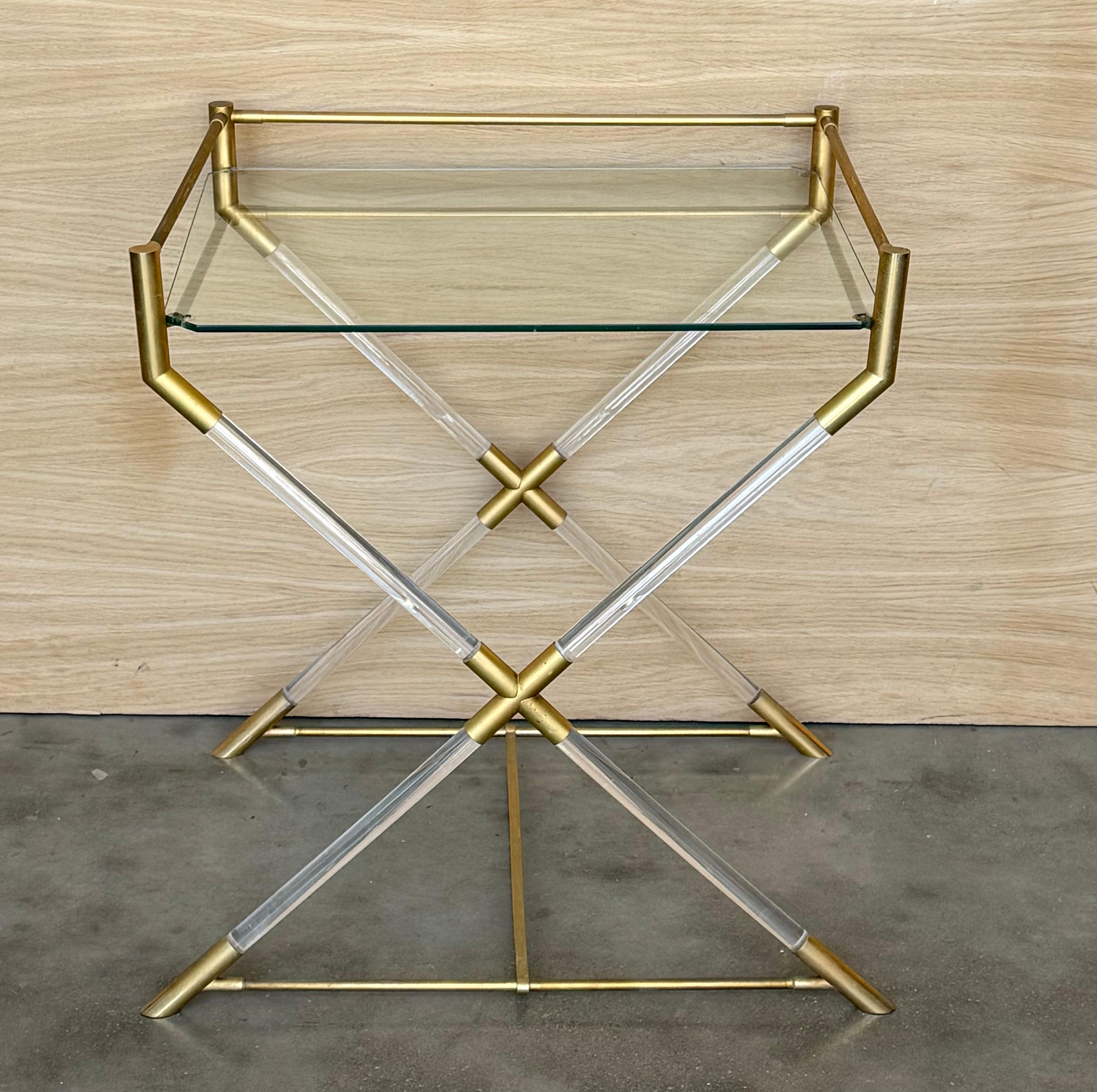 Mesa auxiliar o de servicio moderna de mediados de siglo en latón y lucita con forma de X Italiano en venta