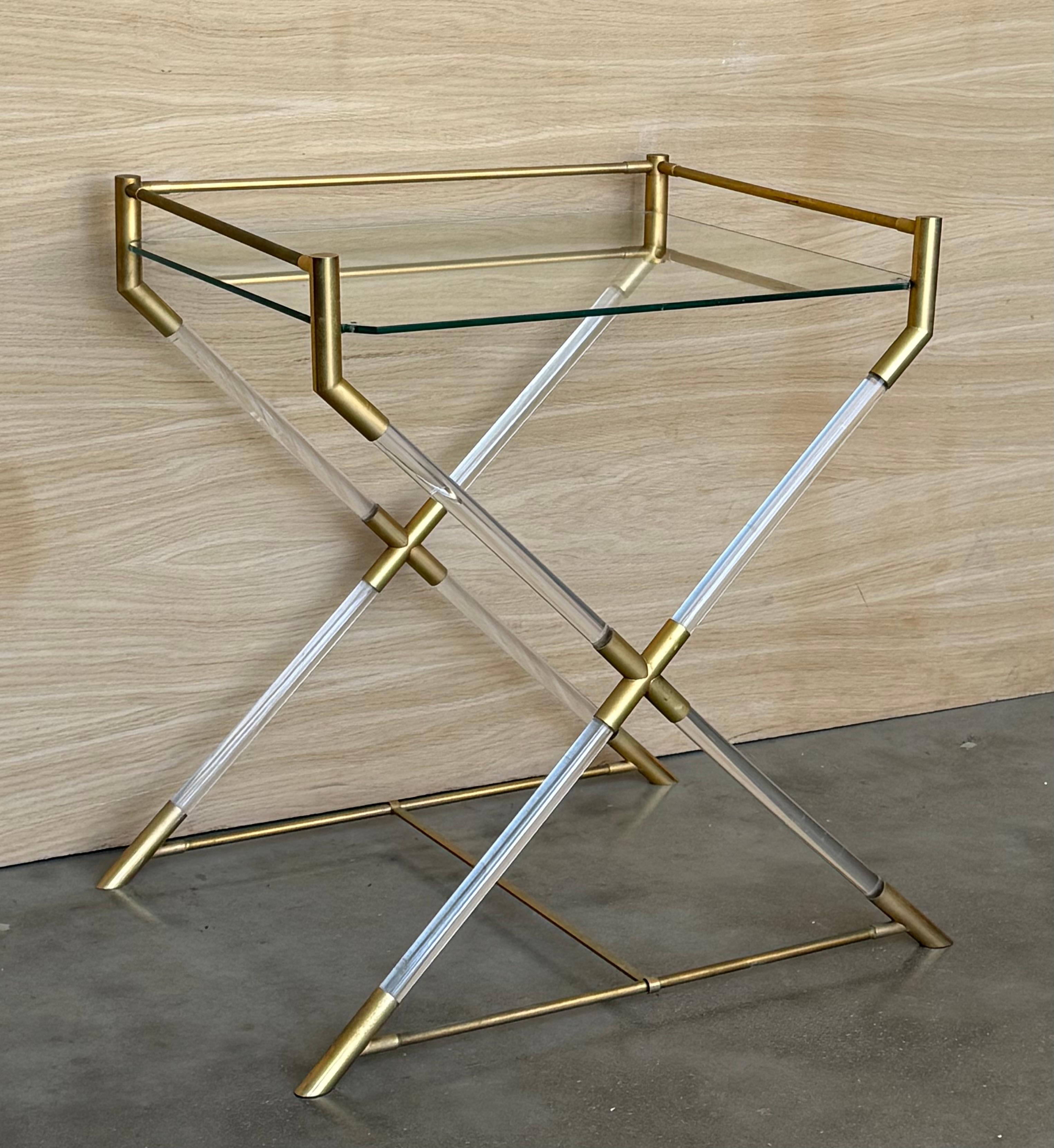 Mesa auxiliar o de servicio moderna de mediados de siglo en latón y lucita con forma de X en Bueno estado para la venta en Miami, FL