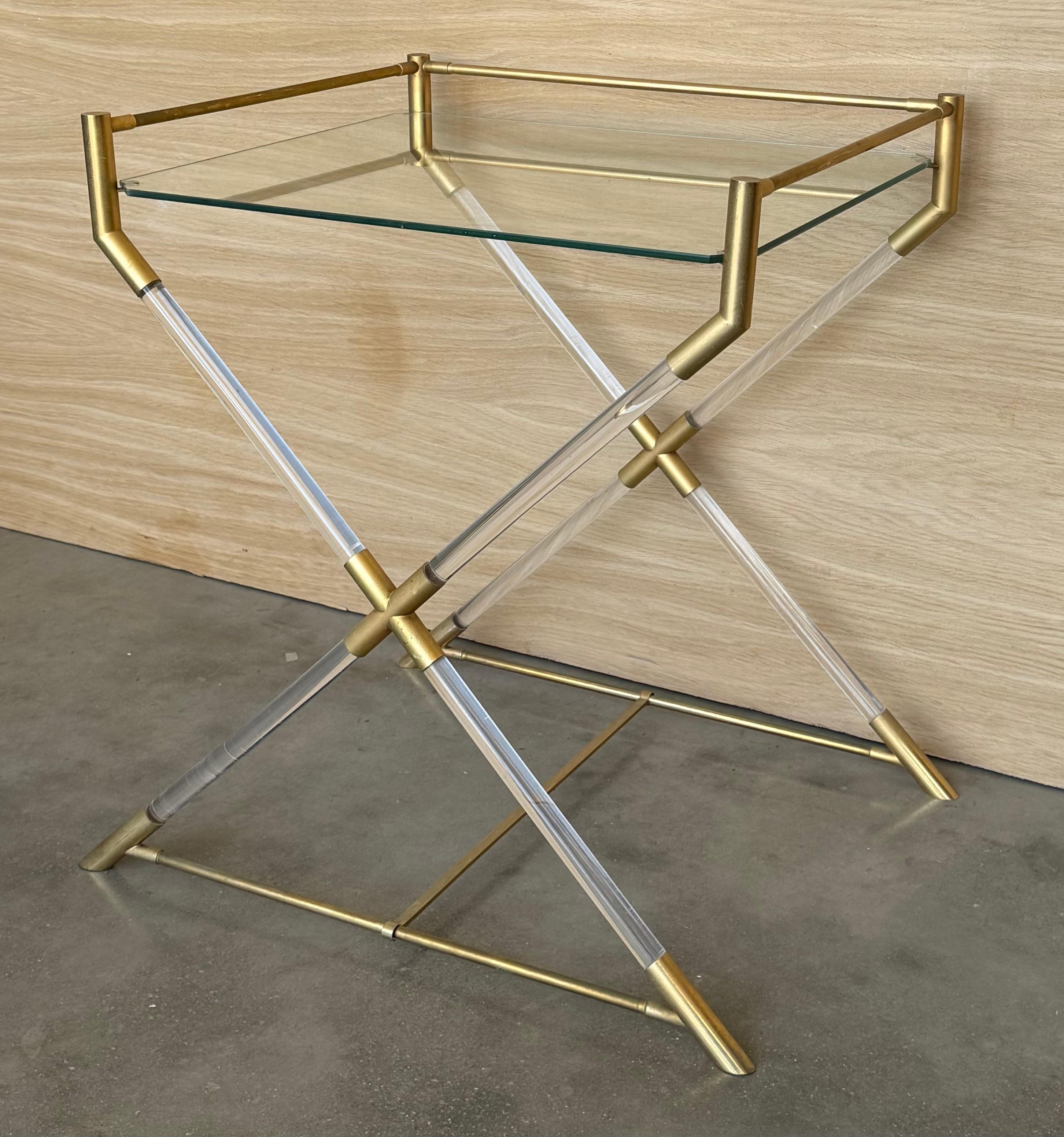 Mesa auxiliar o de servicio moderna de mediados de siglo en latón y lucita con forma de X siglo XX en venta