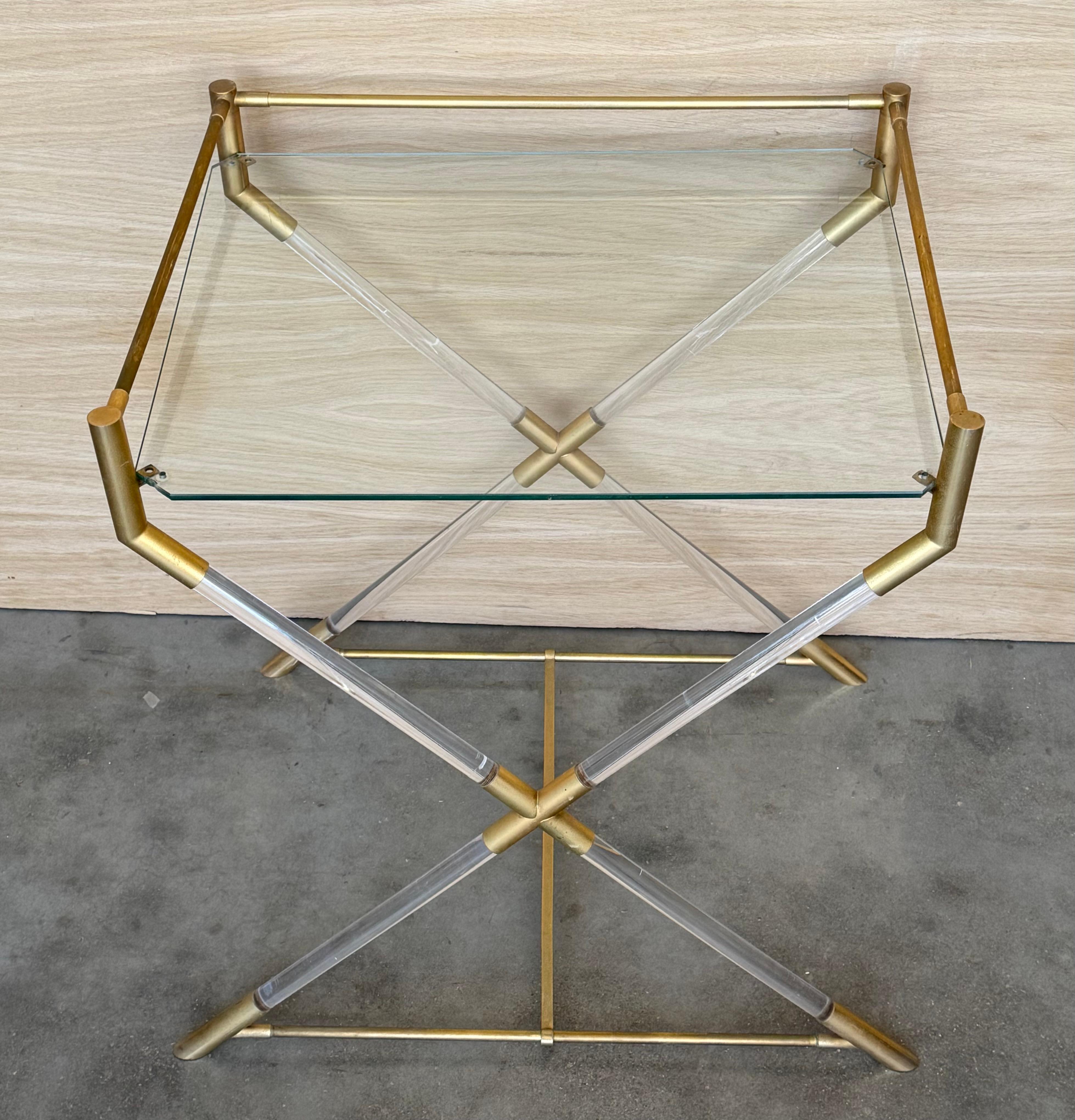 Mesa auxiliar o de servicio moderna de mediados de siglo en latón y lucita con forma de X Latón en venta