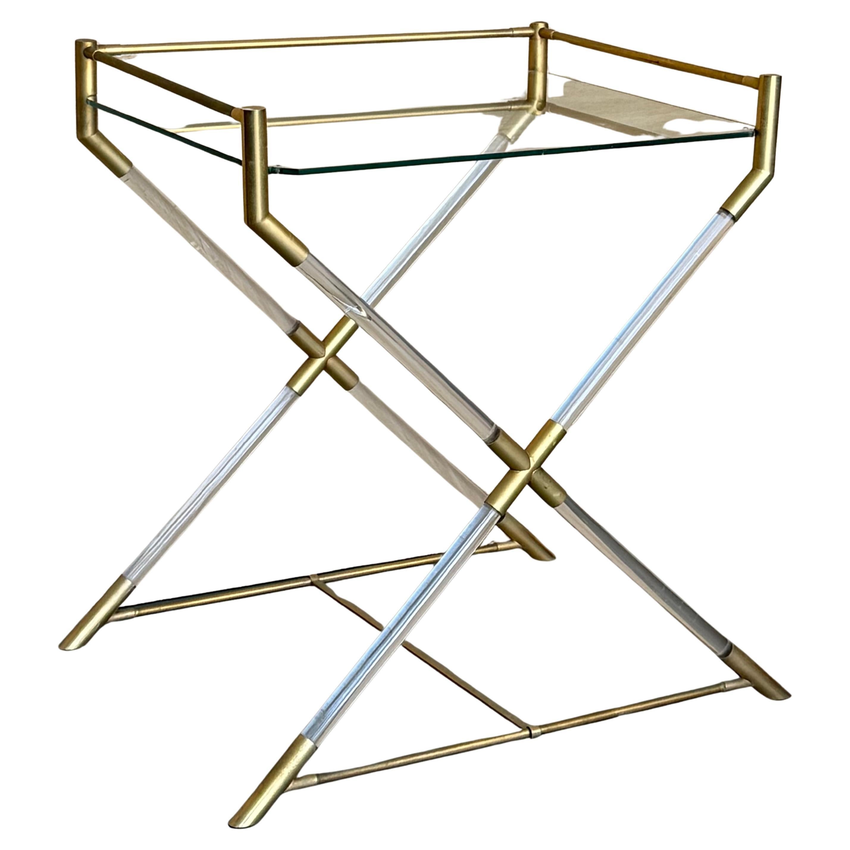 Table de service ou d'appoint moderne du milieu du siècle dernier en laiton et Lucite avec forme en X