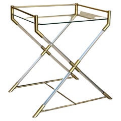 Tavolino da portata o tavolino moderno del Mid Century in ottone e lucite con forma a X