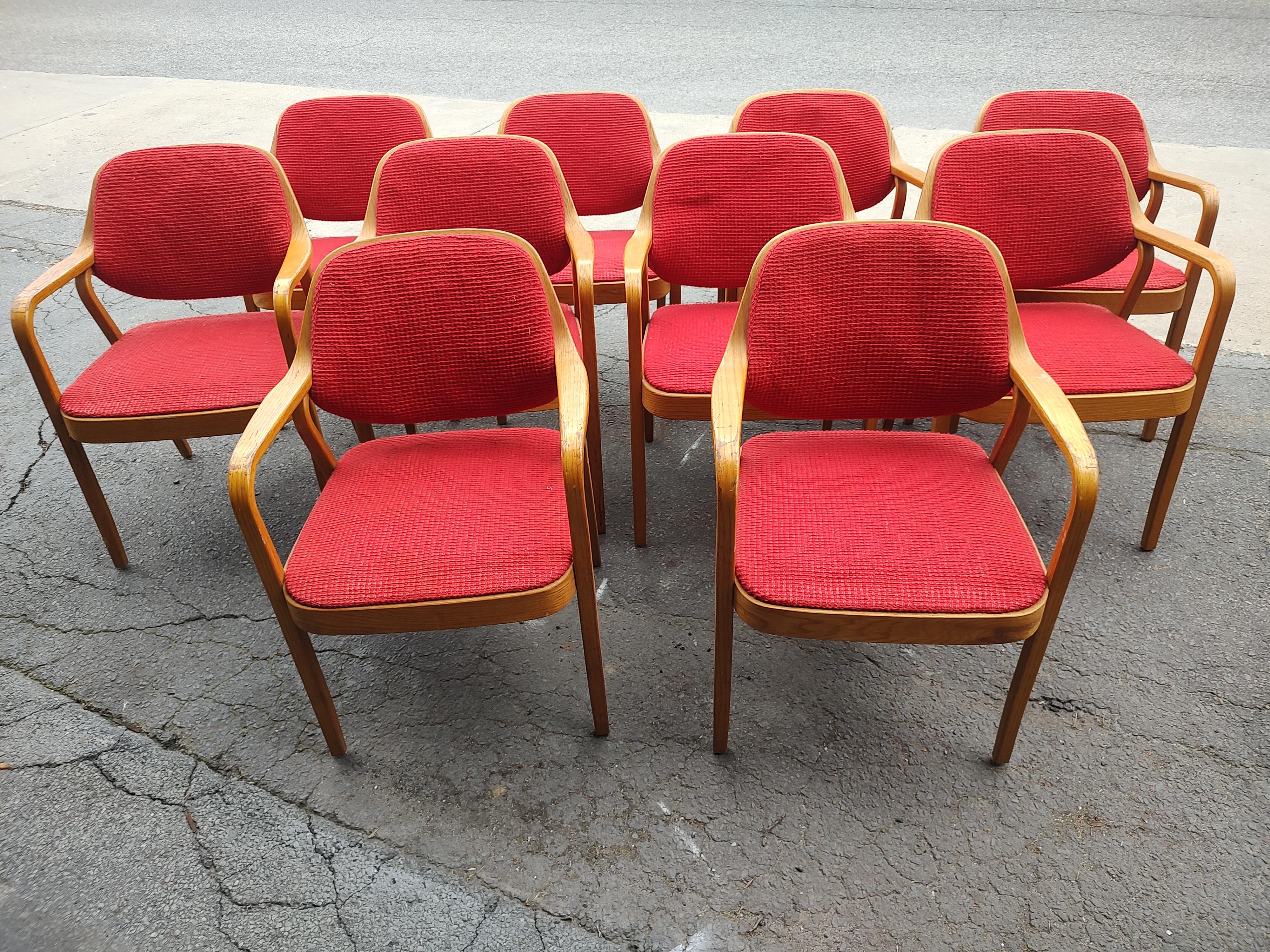Grand ensemble de dix fauteuils pour salle à manger ou salle de conférence, conçu par Bill Stephens pour Knoll International. Créée à partir de chêne et pliée à la vapeur pour satisfaire l'œil et le corps. Très robuste et confortable. Le tissu et la