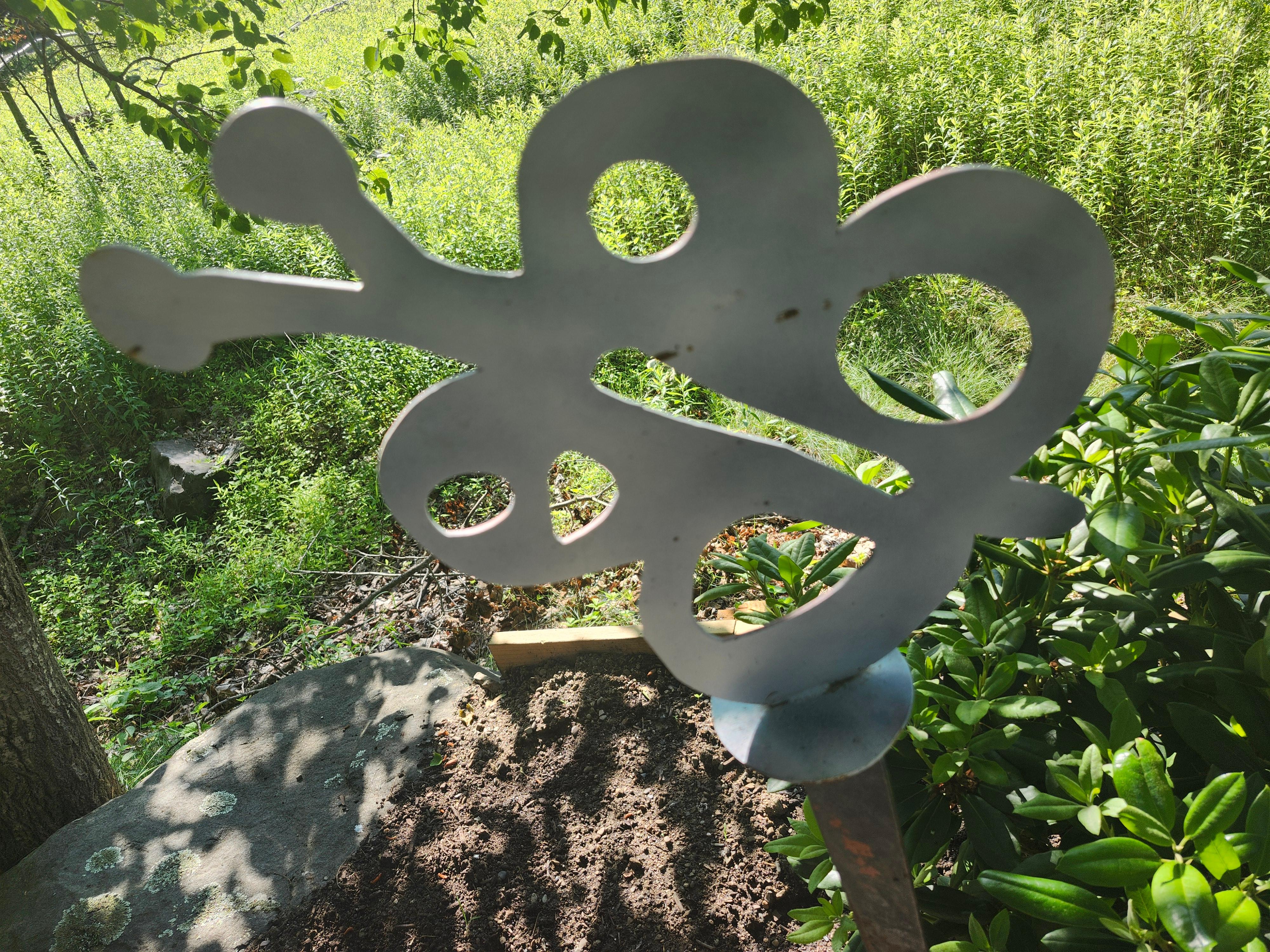 Set di 3 sculture da giardino in ferro del Medio Secolo Moderno: un uccello, una farfalla e una lumaca in vendita 7