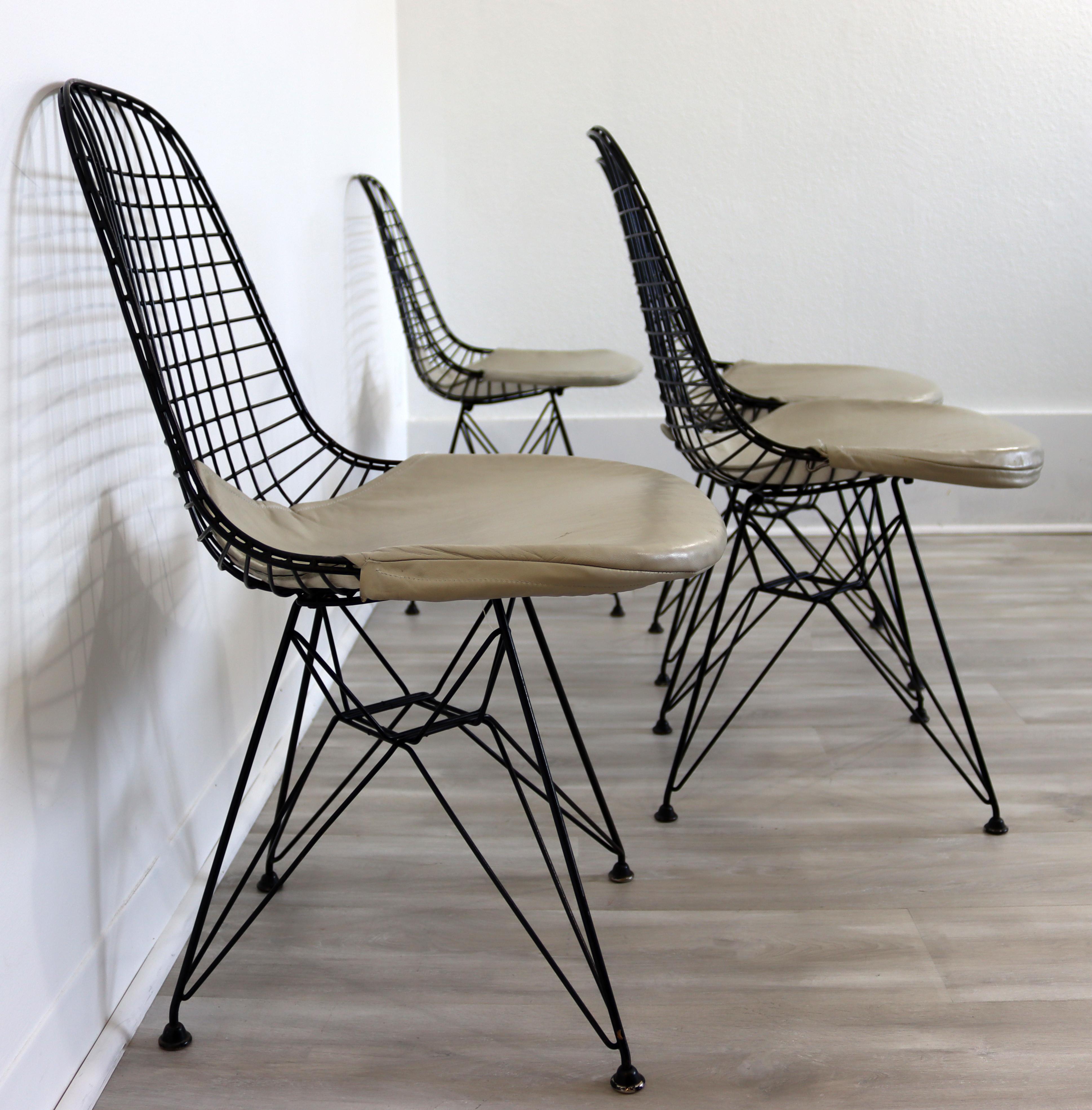 Mid-Century Modern Set 4 Eames Black Wire Bikini Side Chairs Eiffel Tower Bases In Good Condition In Keego Harbor, MI