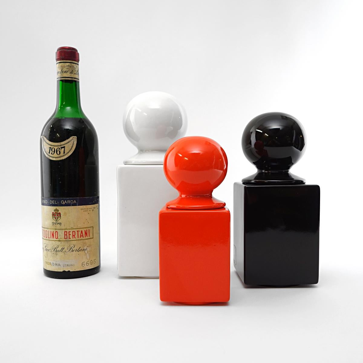 Satz von 10 Keramikdosen, entworfen von Pino Spagnolo für Sicart. 

Das Set besteht aus drei verschiedenen Farben: 4x schwarz, 2x weiß und 4x orange. 

Außerdem gibt es drei verschiedene Bände. Die kleinste (1x orange) ist 17,5 cm hoch, die