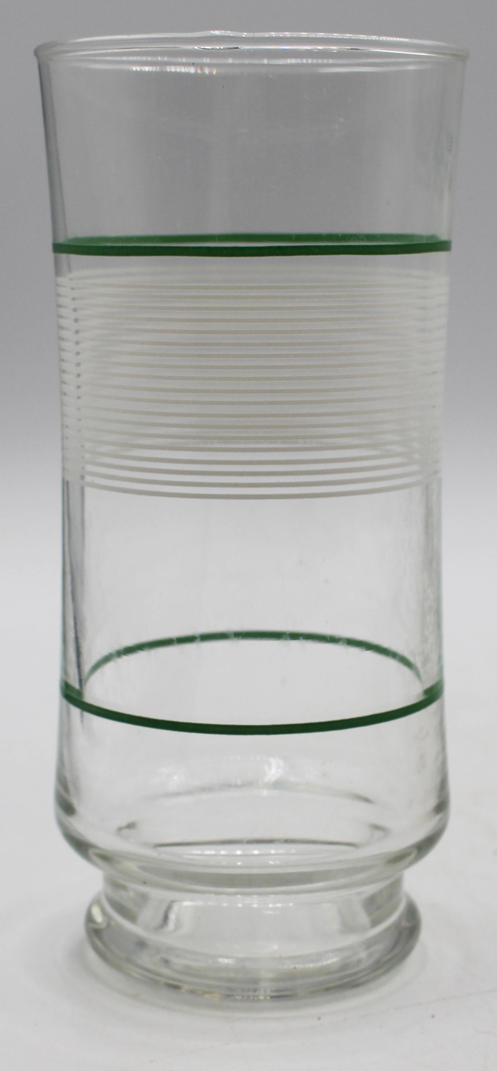 Ensemble de 12 verres à menthe double, Mid Century Modern, par Anchor Hocking, USA. Formé pour la main. Application de bandes horizontales blanches et vertes.  

6