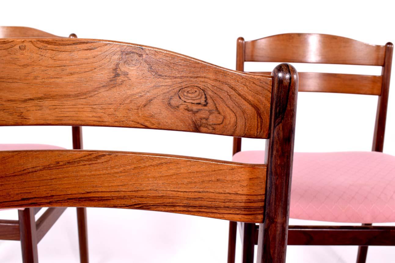 Cet ensemble exquis de 12 chaises de salle à manger de B.S. Møbler incarne l'élégance intemporelle du design du milieu du siècle. Fabriquées en bois de rose riche et chaud, ces chaises présentent des lignes épurées et des formes organiques