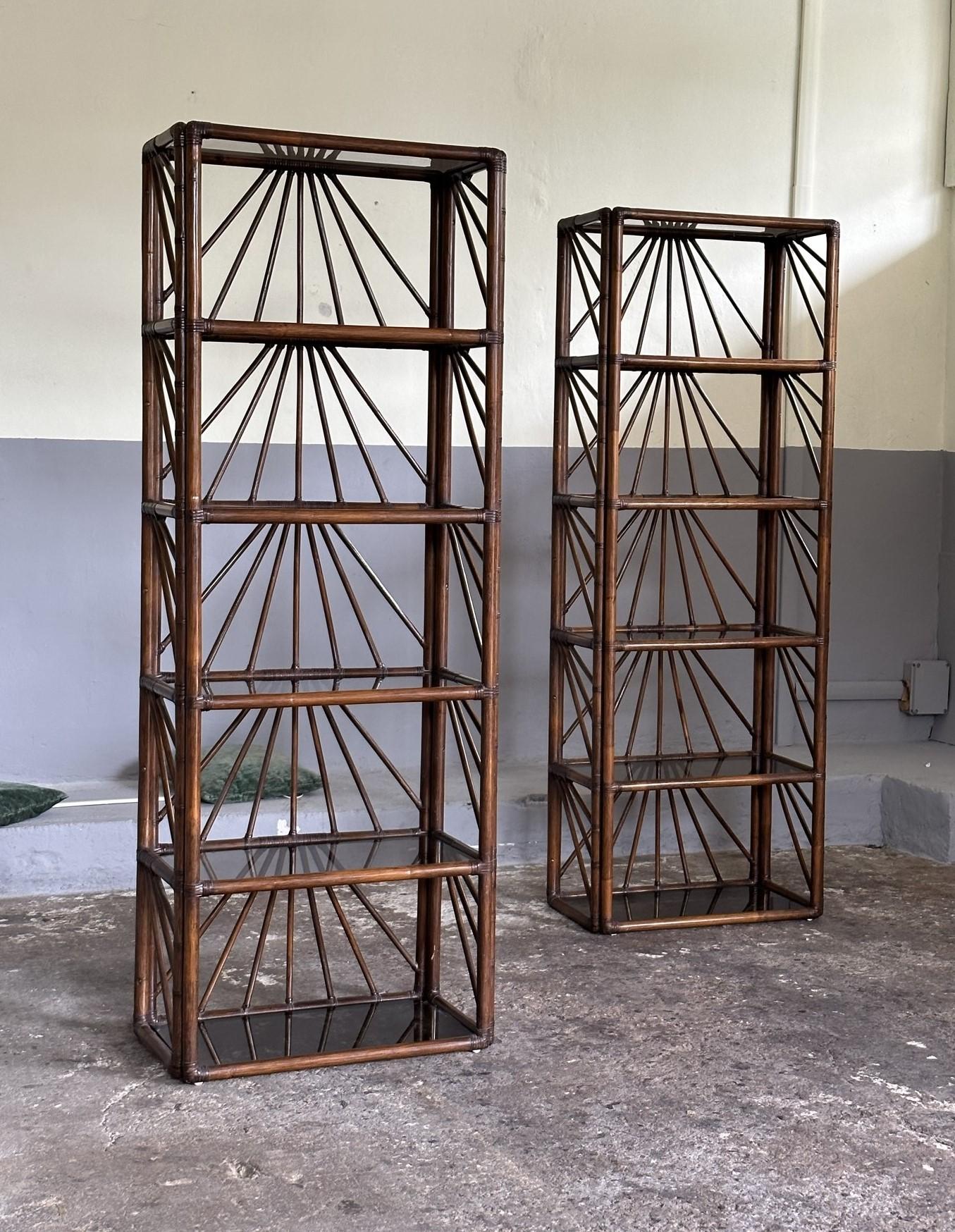 Set of two bamboo bookcases dating back to around the seventies, Italian manufacturing.
The two bookcases have six brown glass shelves.
Glass dimensions: width 64cm x 33.5 cm
Two pieces are available
good general condition