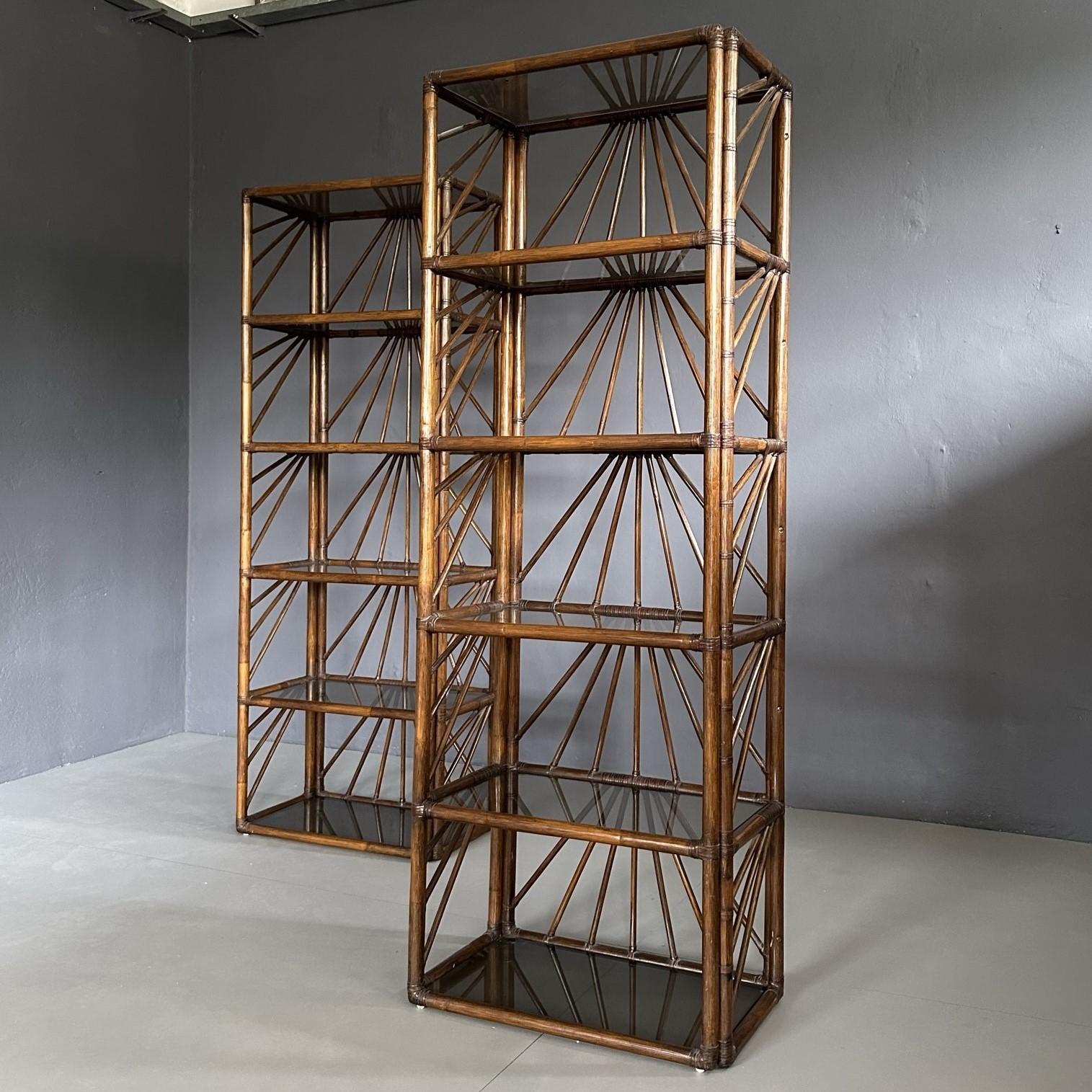Italiano Set di 2 étagère/libreria del 1970 di manifattura italiana in bambù in vendita