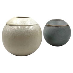 Conjunto de dos jarrones esféricos de gres de estilo «Mid-century Modern», de Franco Bucci (Italia), hacia 1970