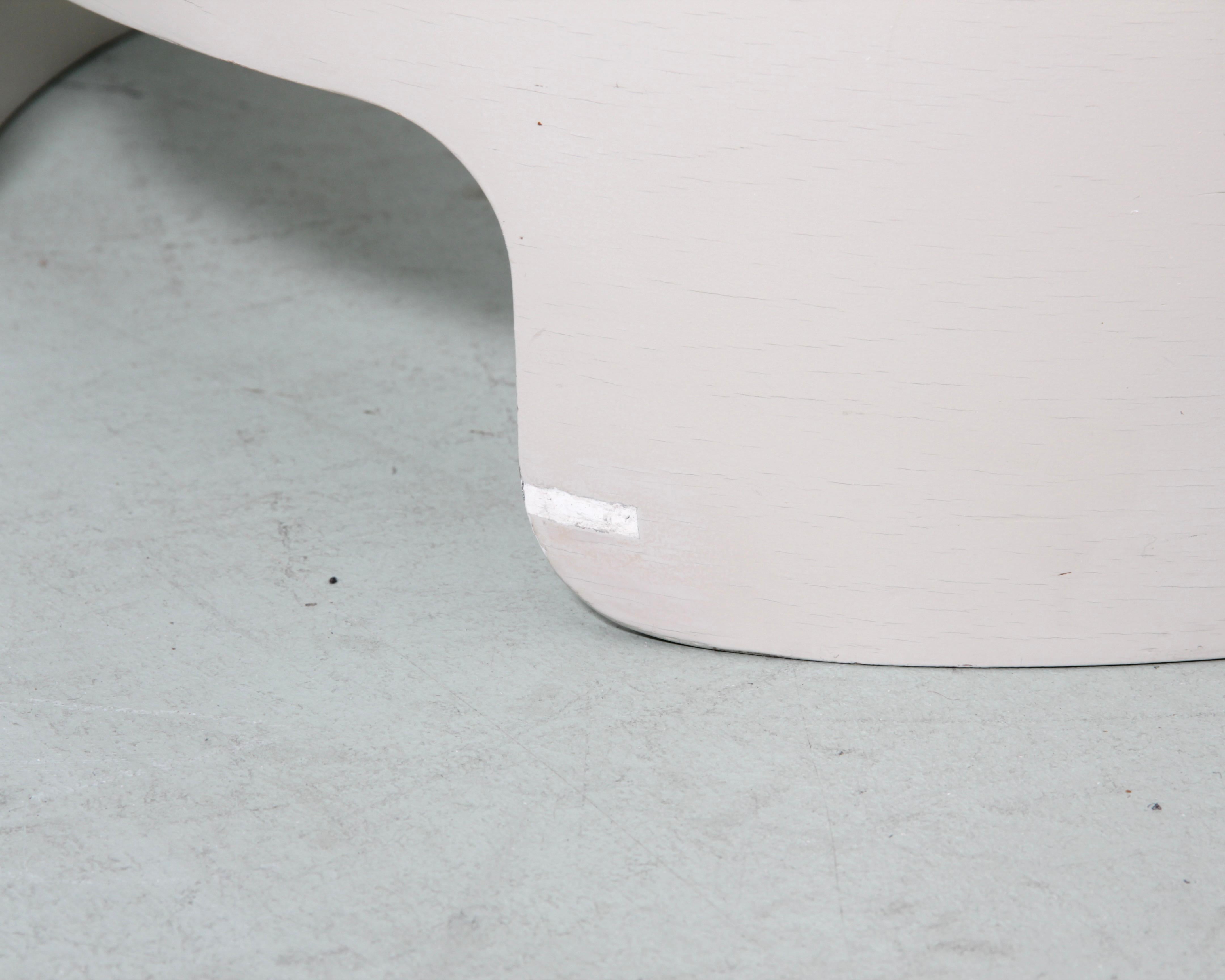 Ensemble moderne du milieu du siècle composé de 2 tabourets et d'une table basse, pièces originales en vente 4