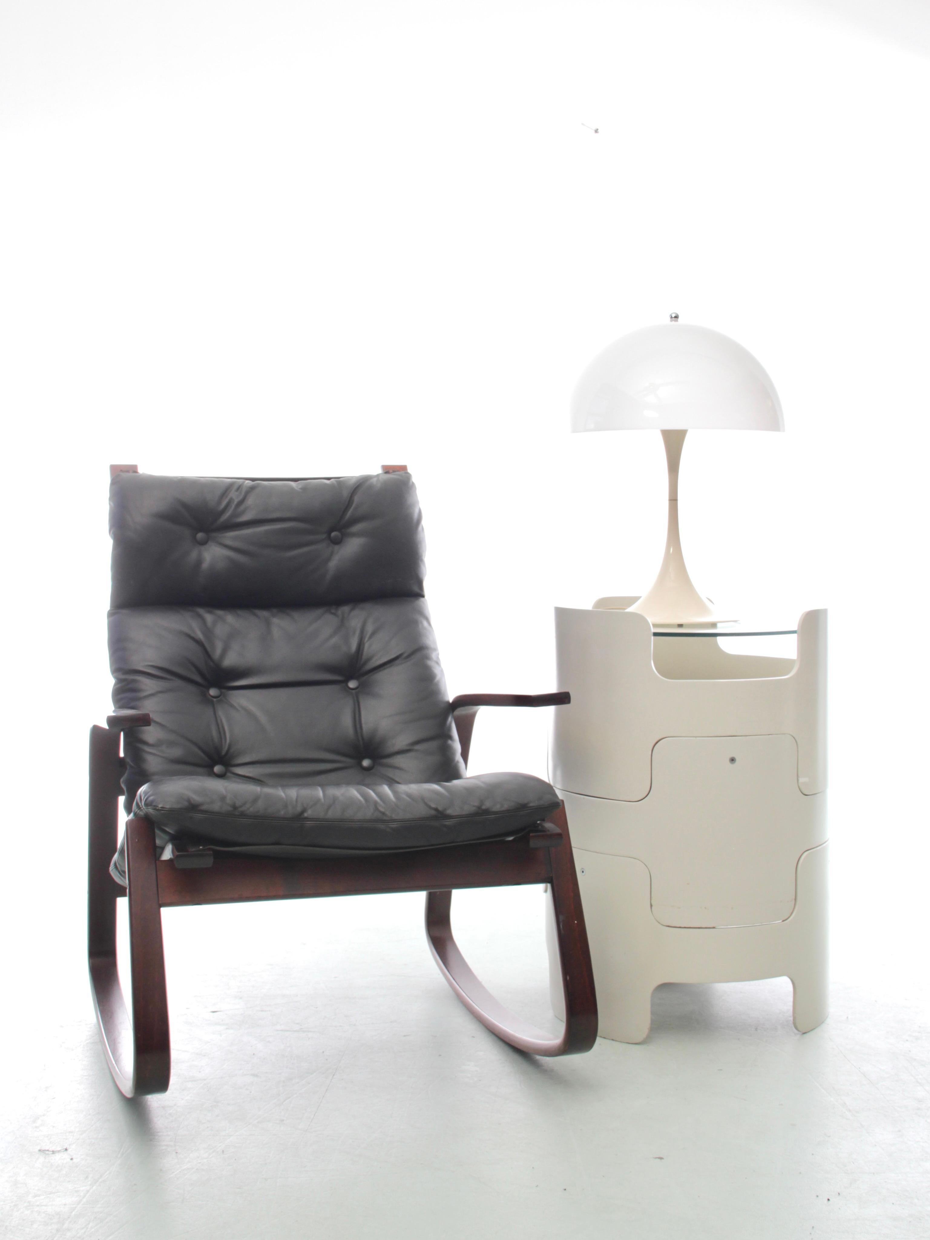 Ensemble moderne du milieu du siècle composé de 2 tabourets et d'une table basse, pièces originales en vente 6