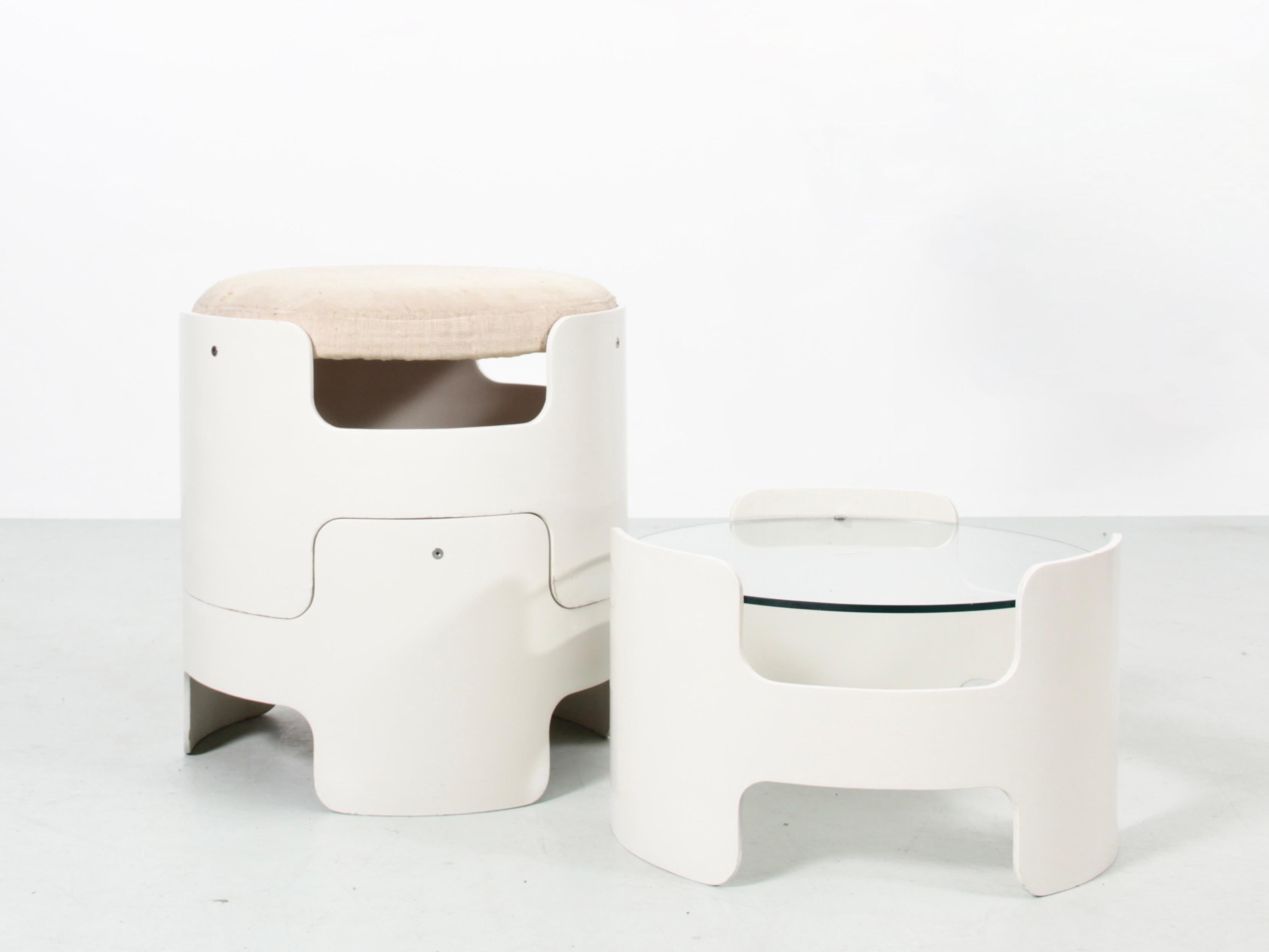Ère spatiale Ensemble moderne du milieu du siècle composé de 2 tabourets et d'une table basse, pièces originales en vente