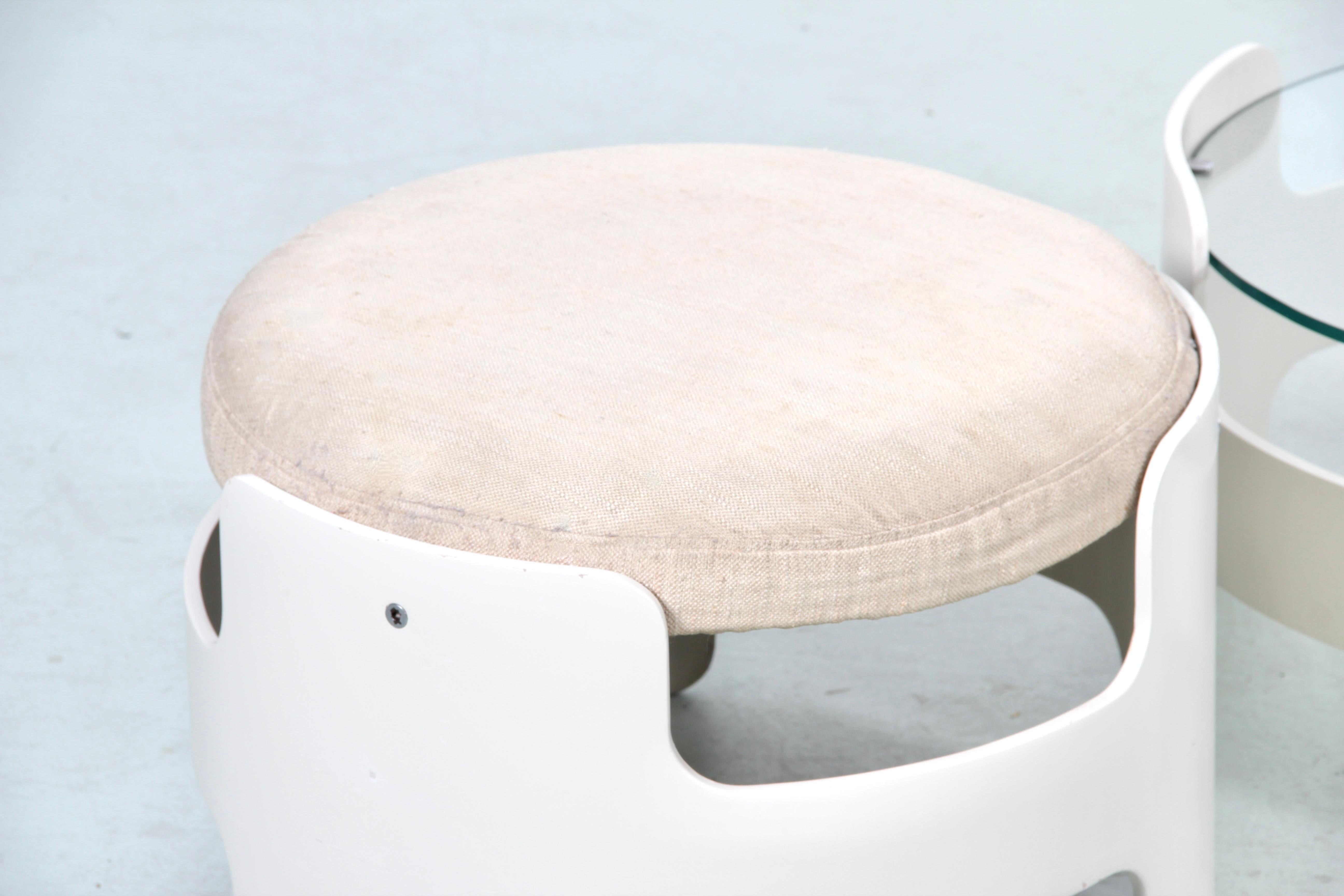 Allemand Ensemble moderne du milieu du siècle composé de 2 tabourets et d'une table basse, pièces originales en vente