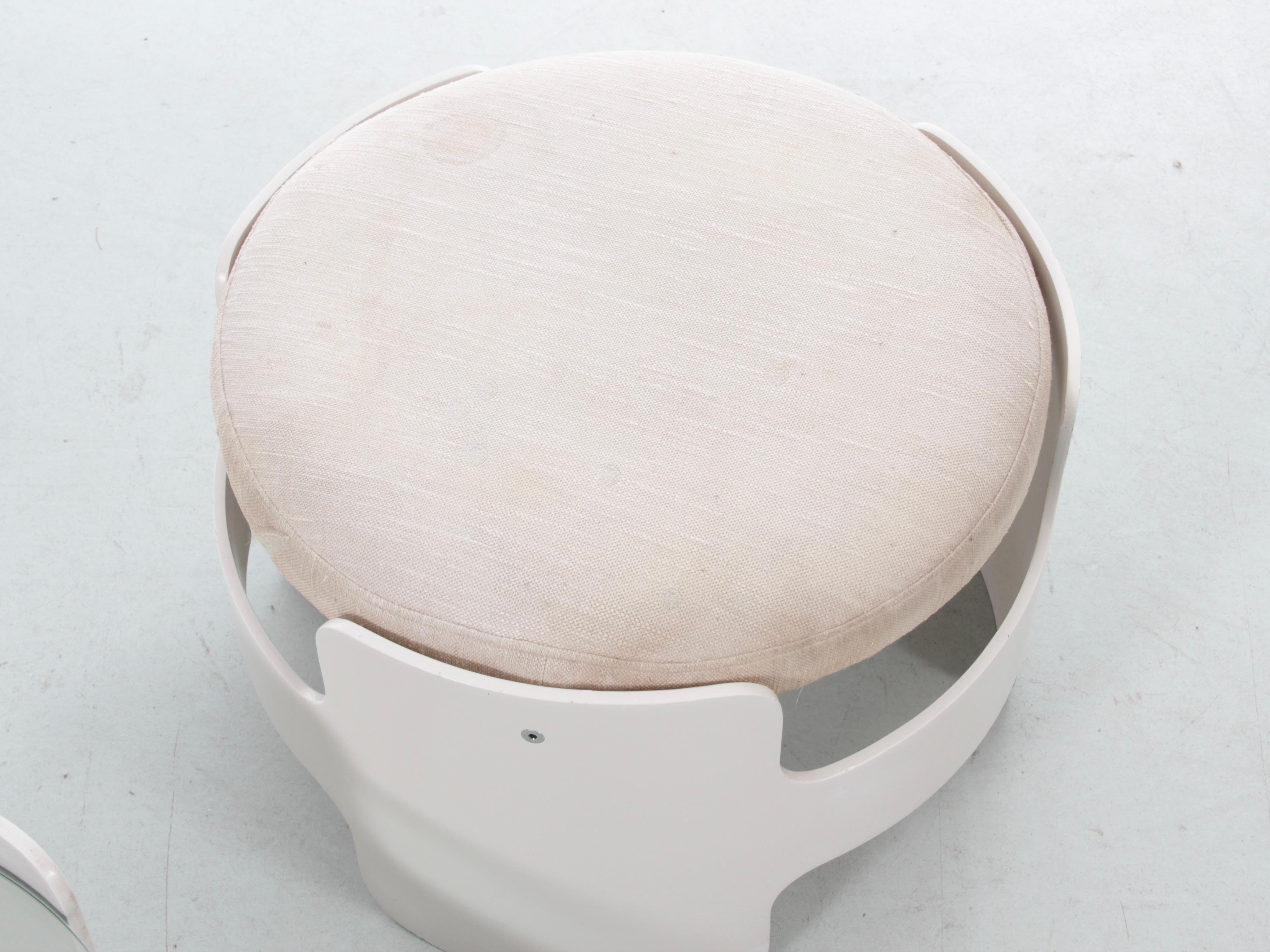20ième siècle Ensemble moderne du milieu du siècle composé de 2 tabourets et d'une table basse, pièces originales en vente
