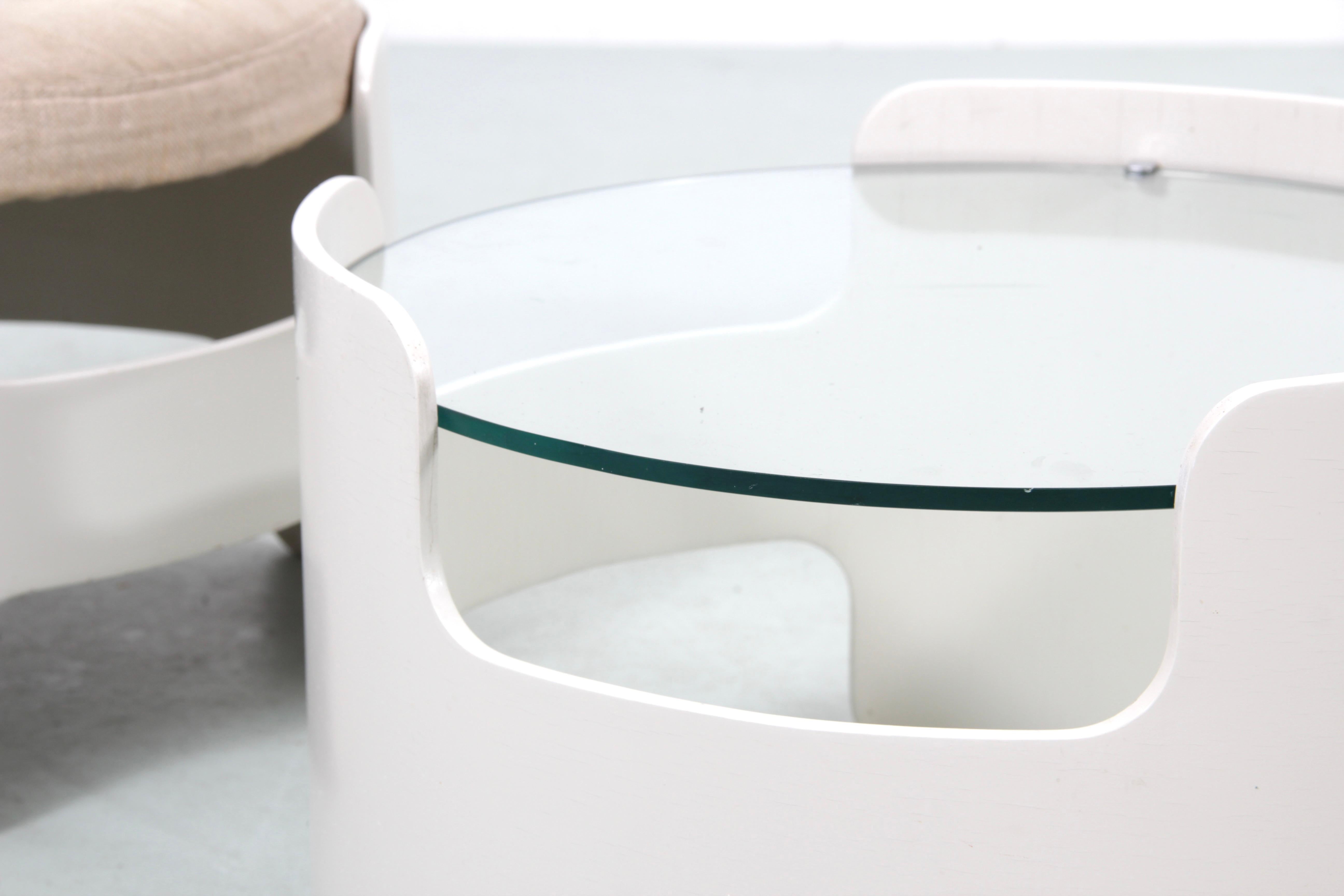Verre Ensemble moderne du milieu du siècle composé de 2 tabourets et d'une table basse, pièces originales en vente