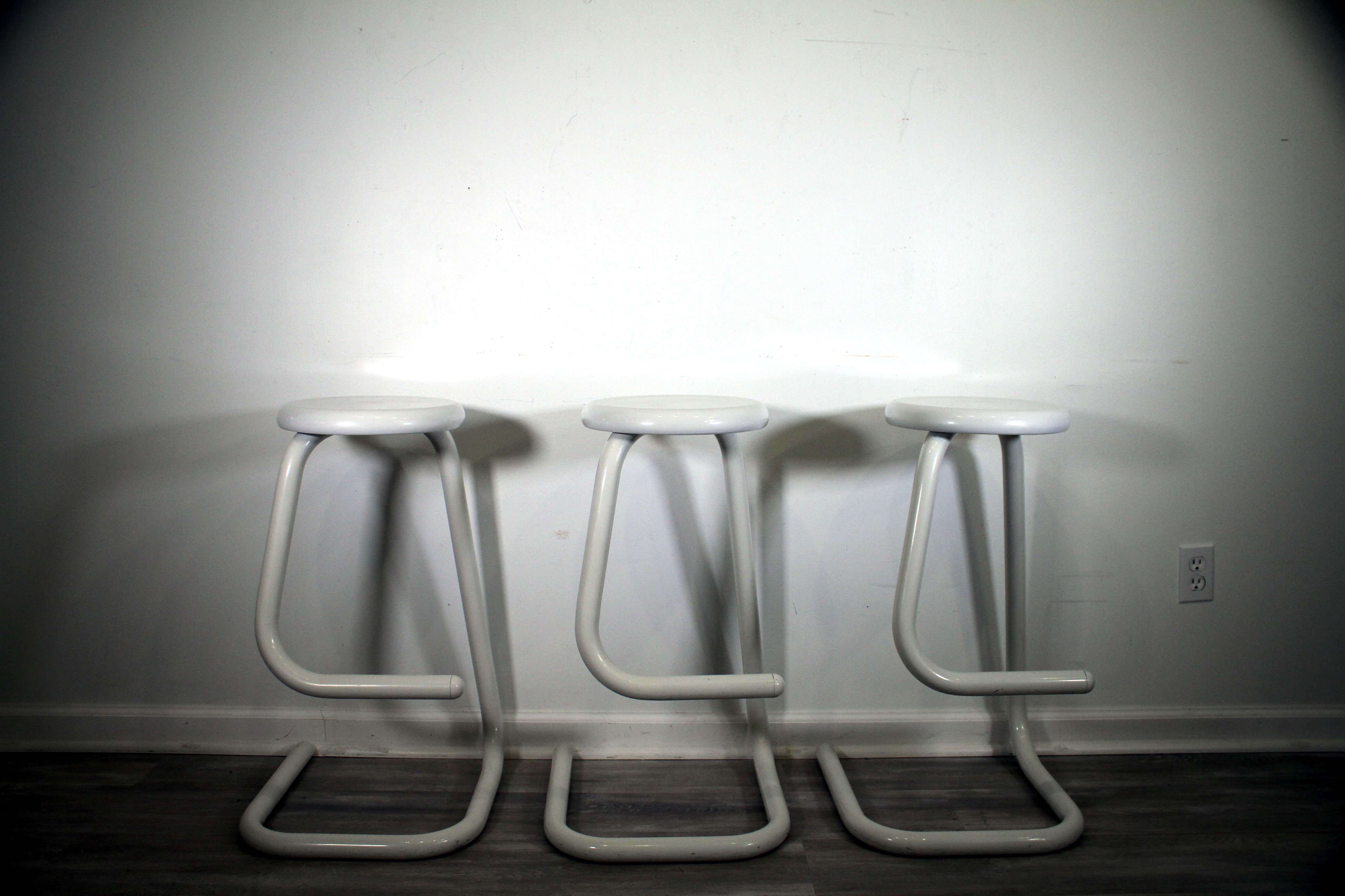 Mid-Century Modern Set of 3 1970s Tubular Paperclip Stools by Kinetic In Good Condition In Keego Harbor, MI