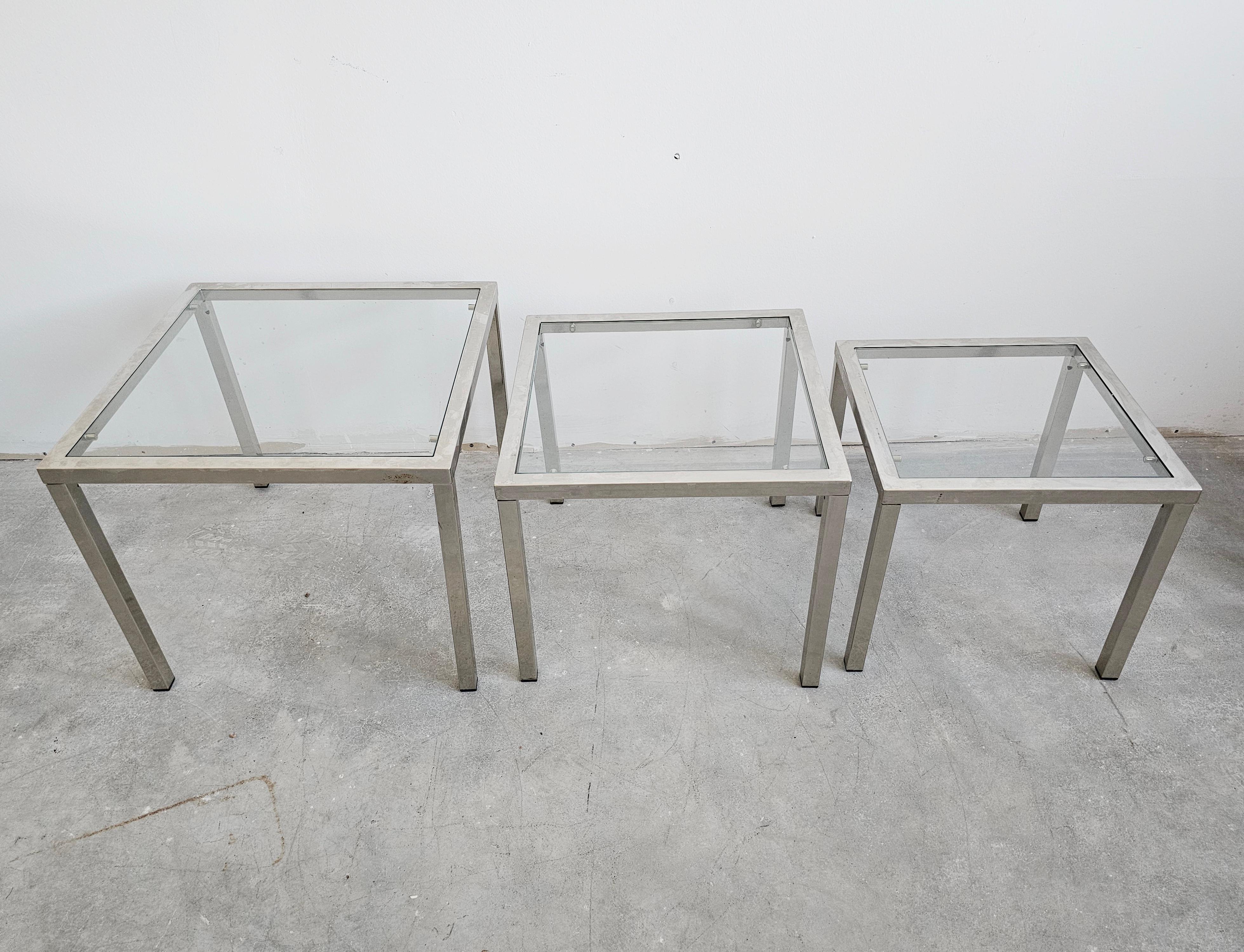 Mid-Century Modern Ensemble de 3 tables gigognes modernes du milieu du siècle dernier, en chrome avec dessus en verre en vente