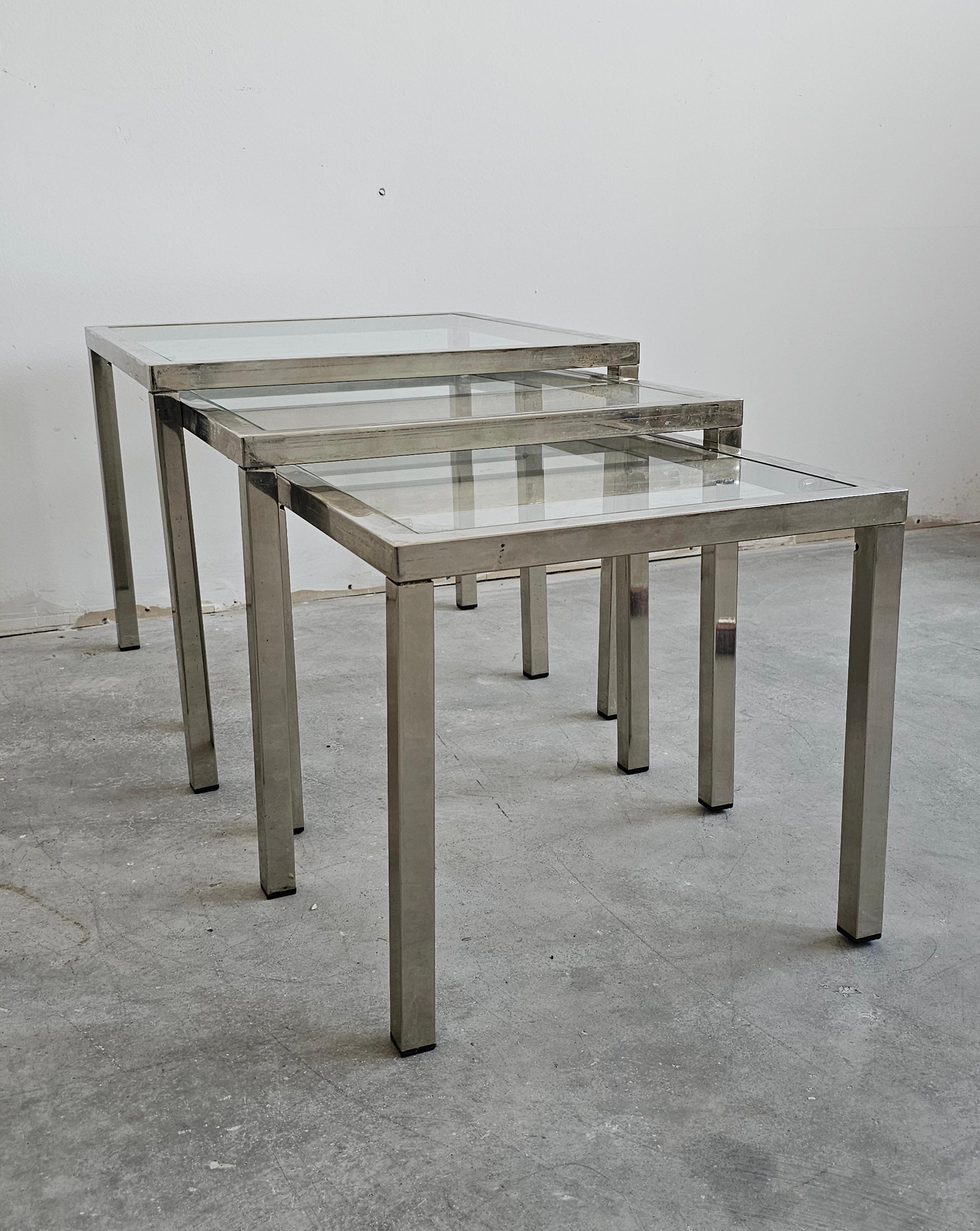 Ensemble de 3 tables gigognes modernes du milieu du siècle dernier, en chrome avec dessus en verre Bon état - En vente à Beograd, RS
