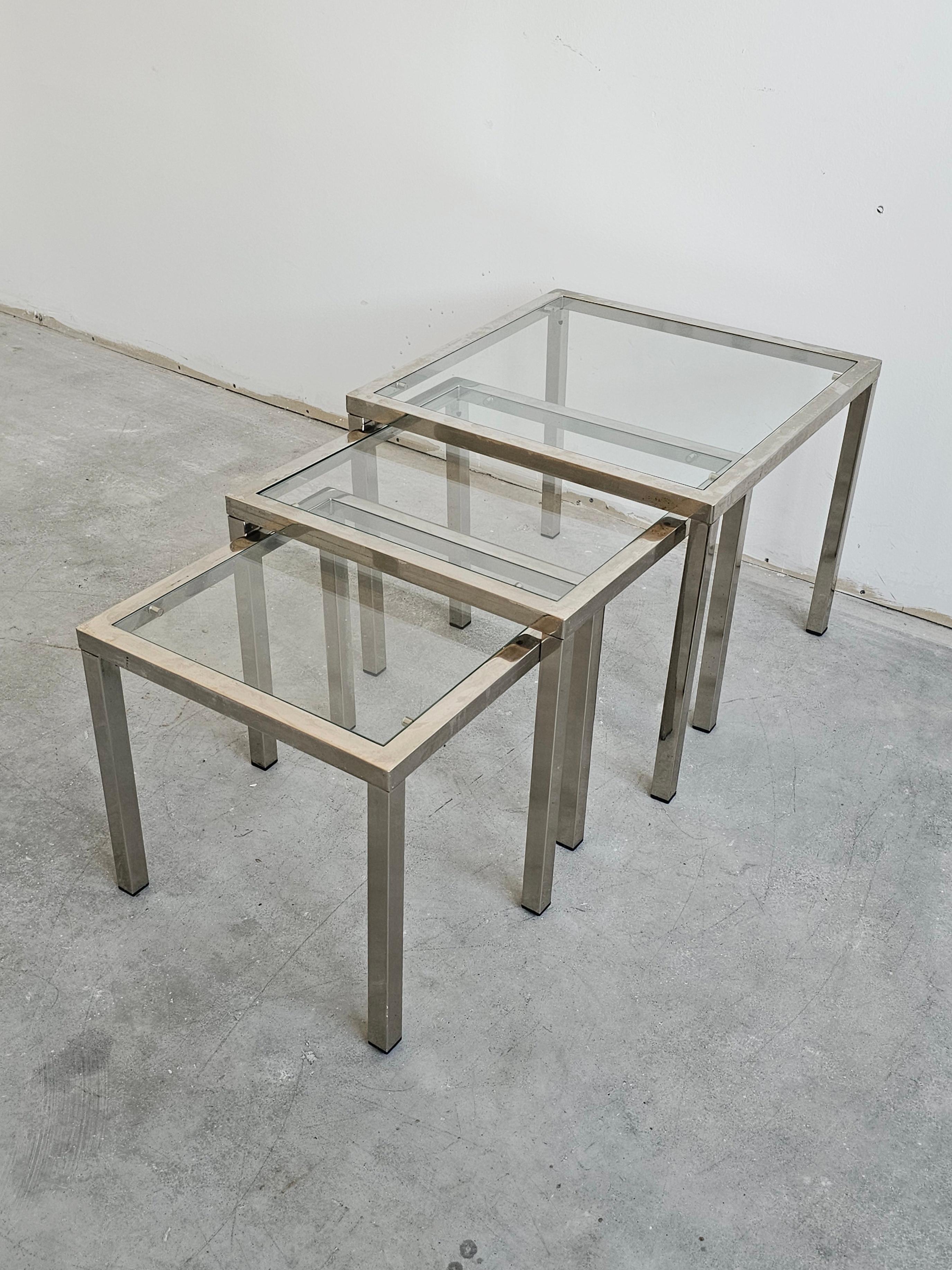 Fin du 20e siècle Ensemble de 3 tables gigognes modernes du milieu du siècle dernier, en chrome avec dessus en verre en vente