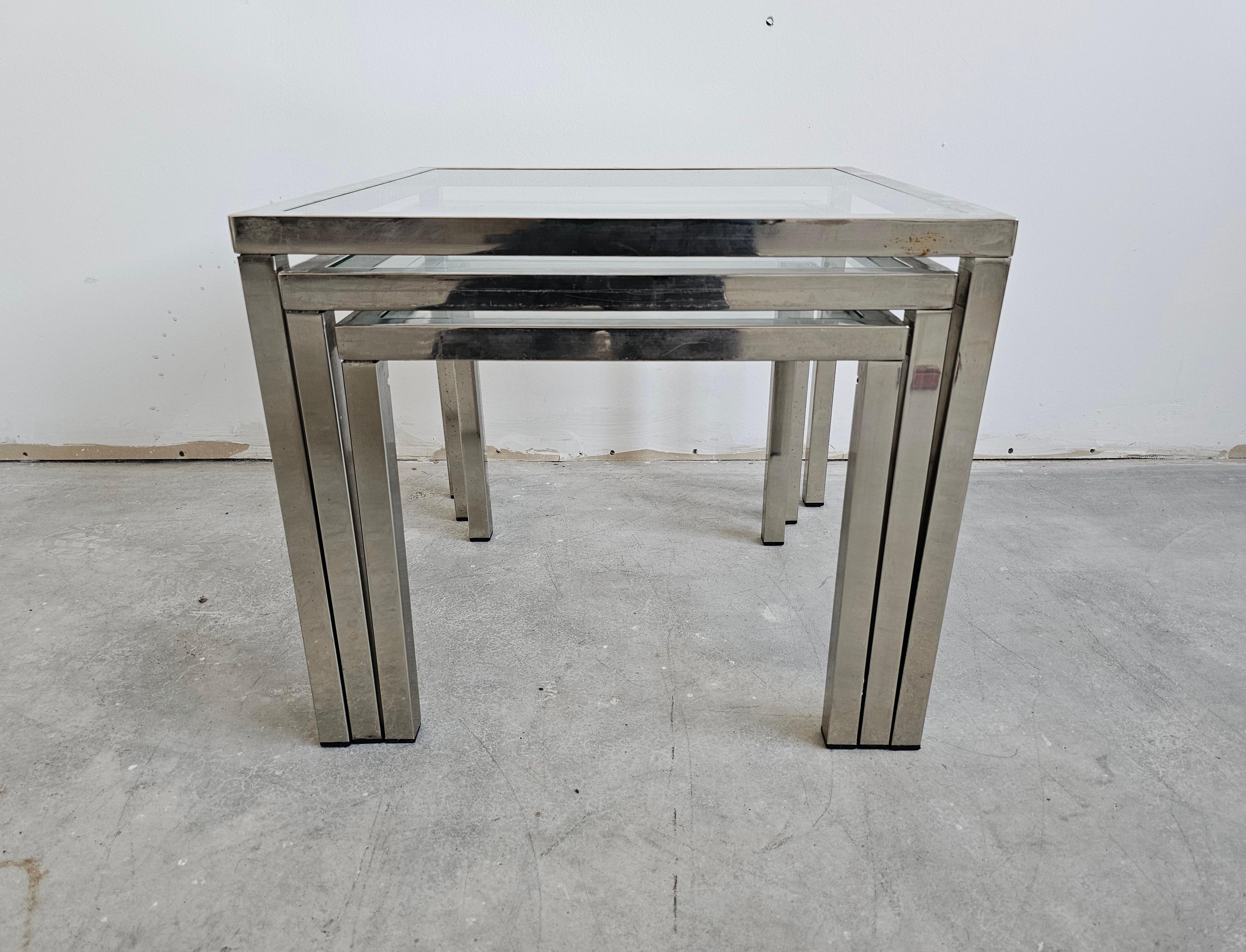 Verre Ensemble de 3 tables gigognes modernes du milieu du siècle dernier, en chrome avec dessus en verre en vente