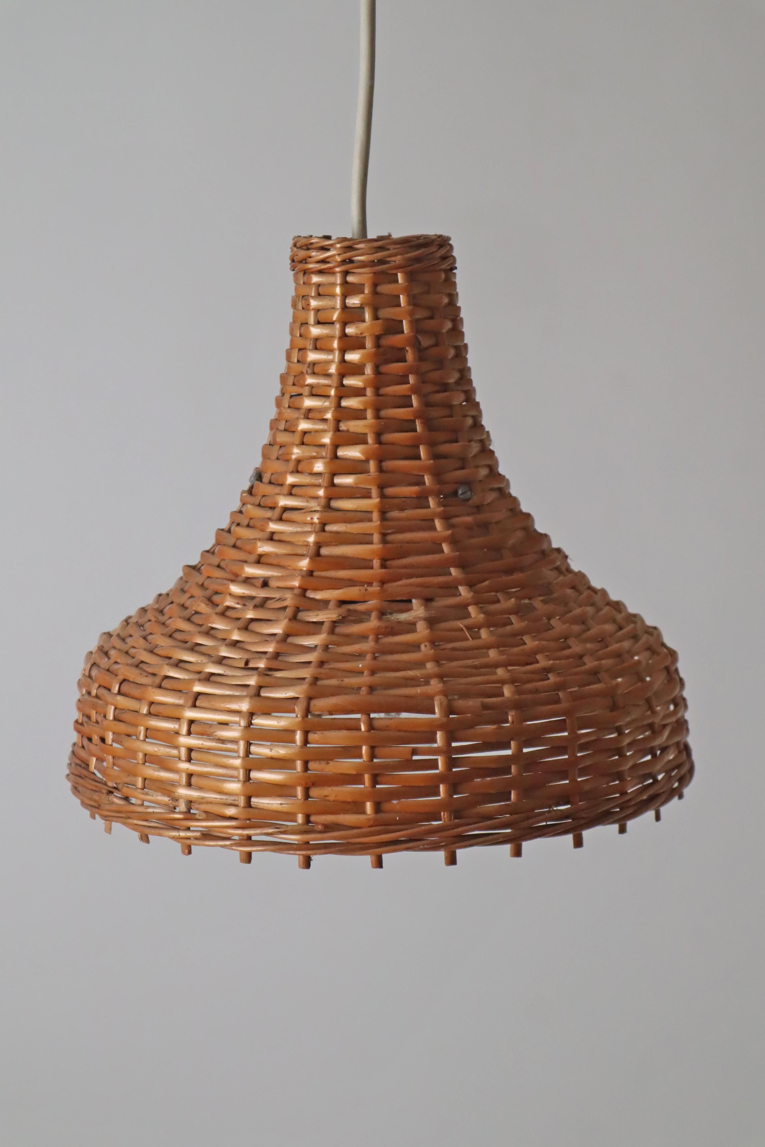 Set di 3 lampade a sospensione in rattan, Germania, 1960 in vendita 7