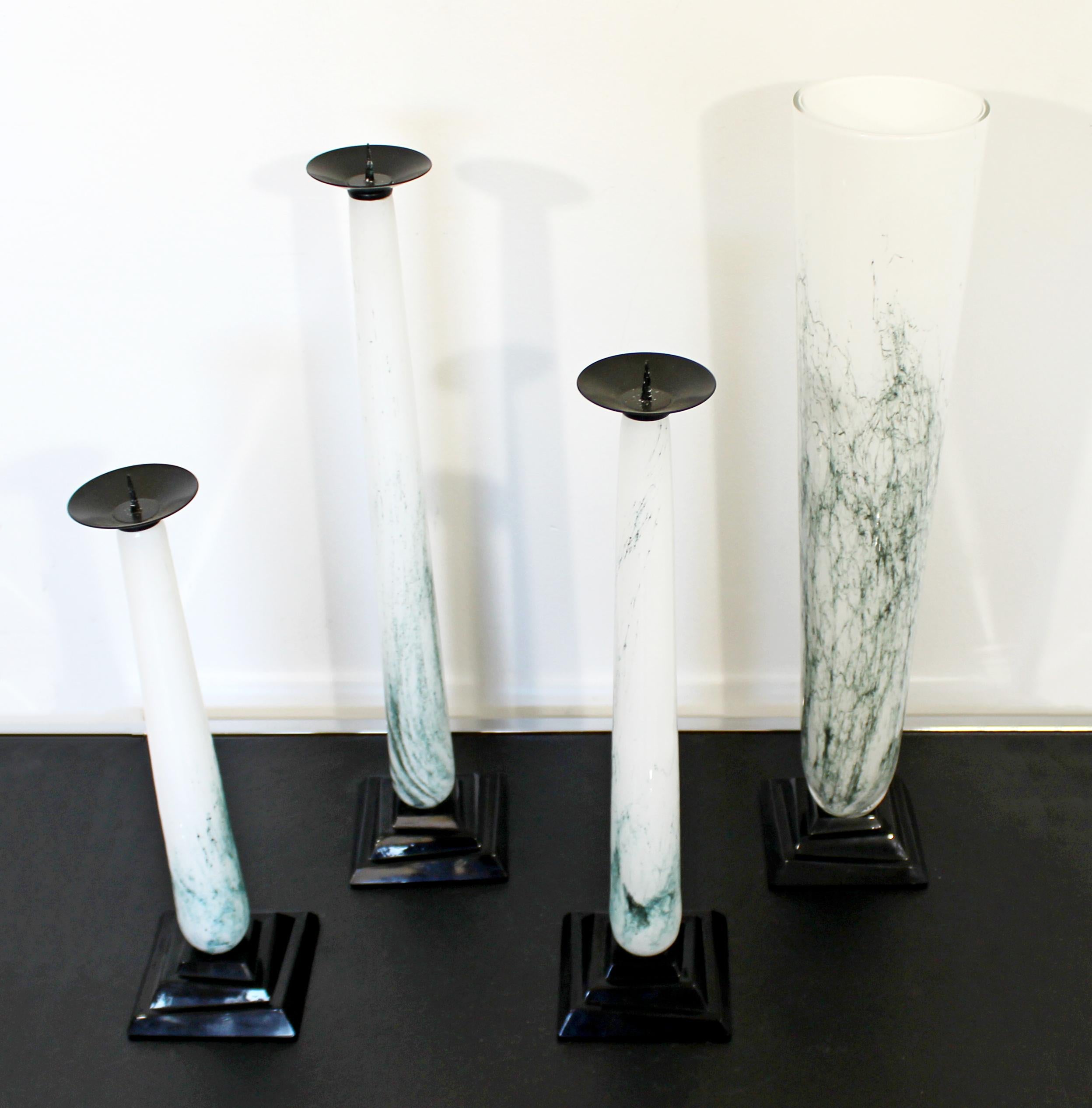 Nous vous présentons un ensemble de trois chandeliers en verre et un vase assorti, fabriqués en Italie par Seguso Vetri D'Arte, vers les années 1980. En parfait état. Les dimensions de chacun d'entre eux sont les suivantes : 4,5 pouces de largeur x