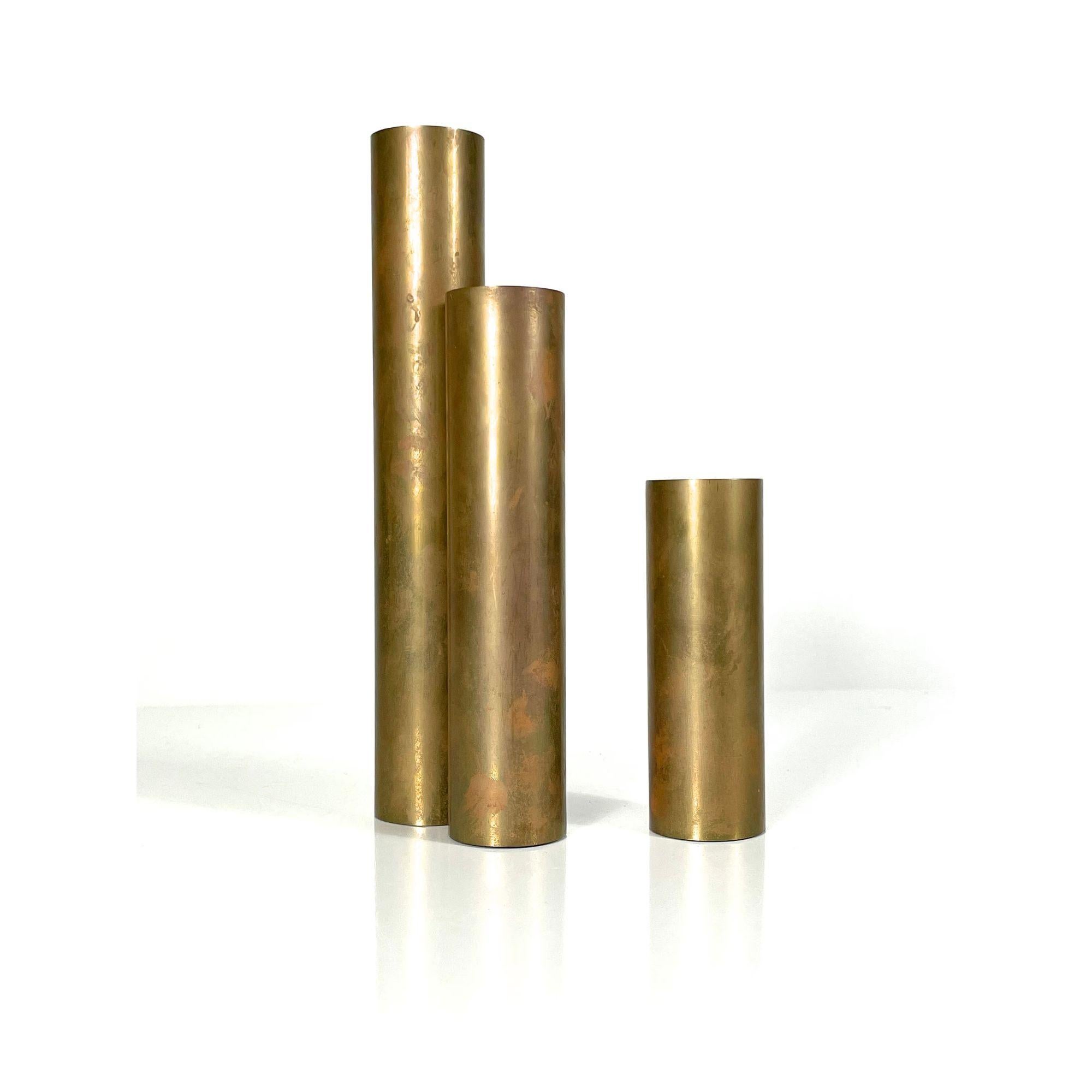 Set di tre candelieri cilindrici del 1960 circa
Le altezze sfalsate possono essere disposte a piacere

Il set aggiuntivo di 3 design tubolari è elencato separatamente.
Funzionano benissimo insieme in un gruppo più grande

Materiali: