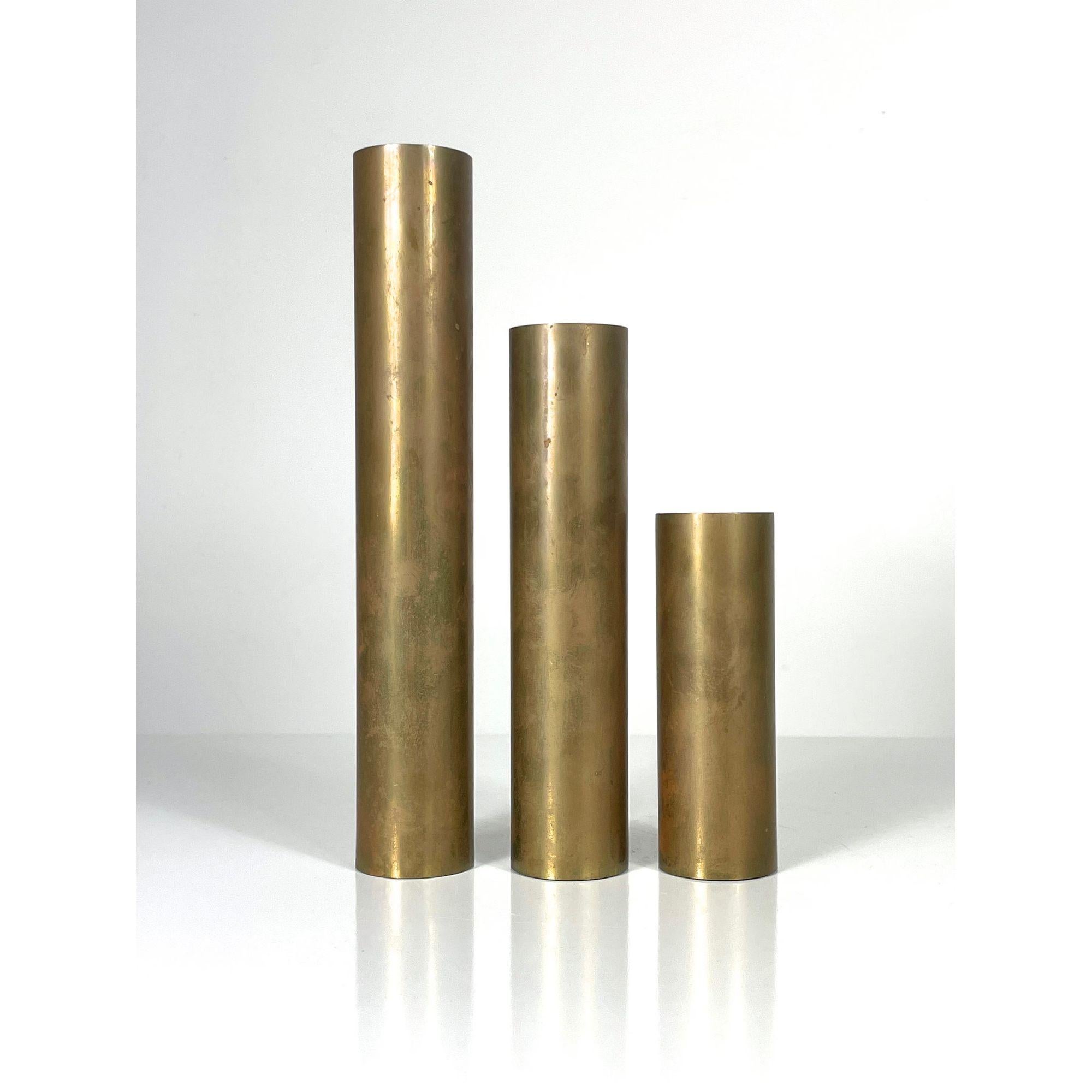 Mid-Century moderno Set di 3 candelieri cilindrici in ottone d'epoca del 1960 circa in vendita