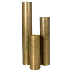 Ensemble de 3 bougeoirs cylindriques vintage en laiton, datant du milieu du siècle dernier, circa 1960