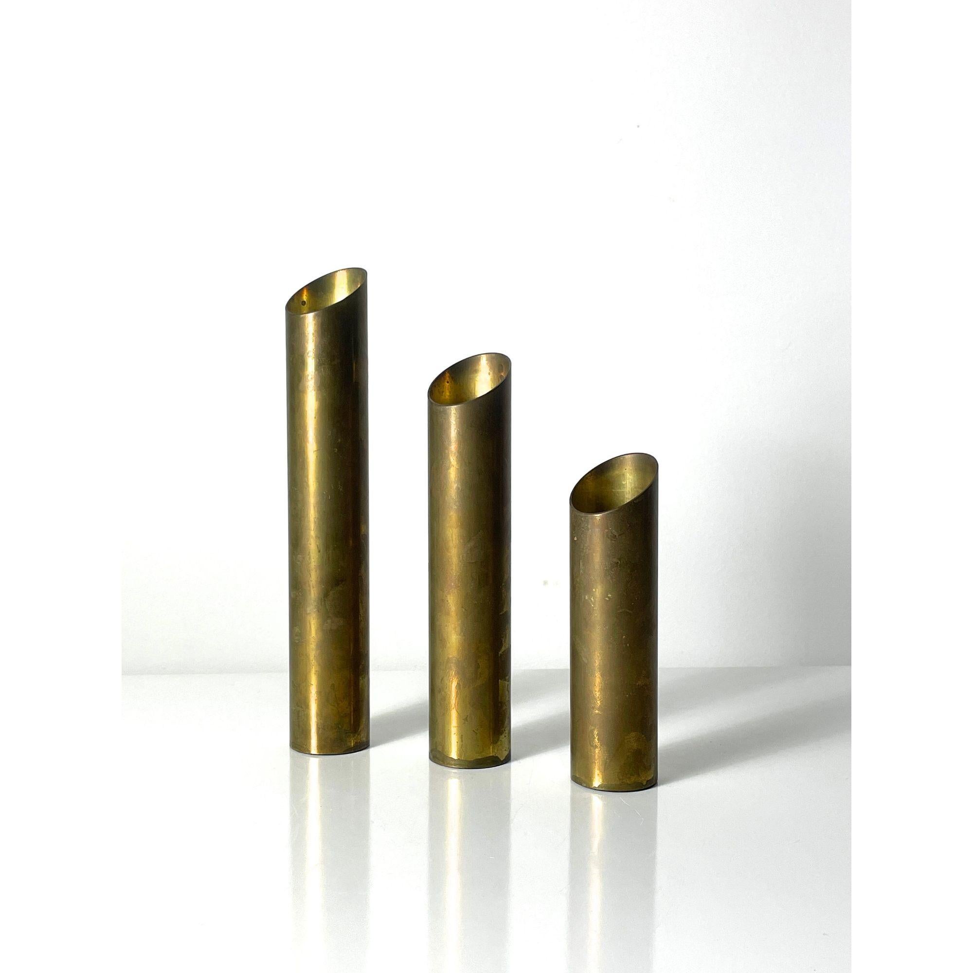 Mid-Century moderno Set di 3 candelieri a cilindro d'epoca in ottone del Mid Century Modern, circa 1960 in vendita