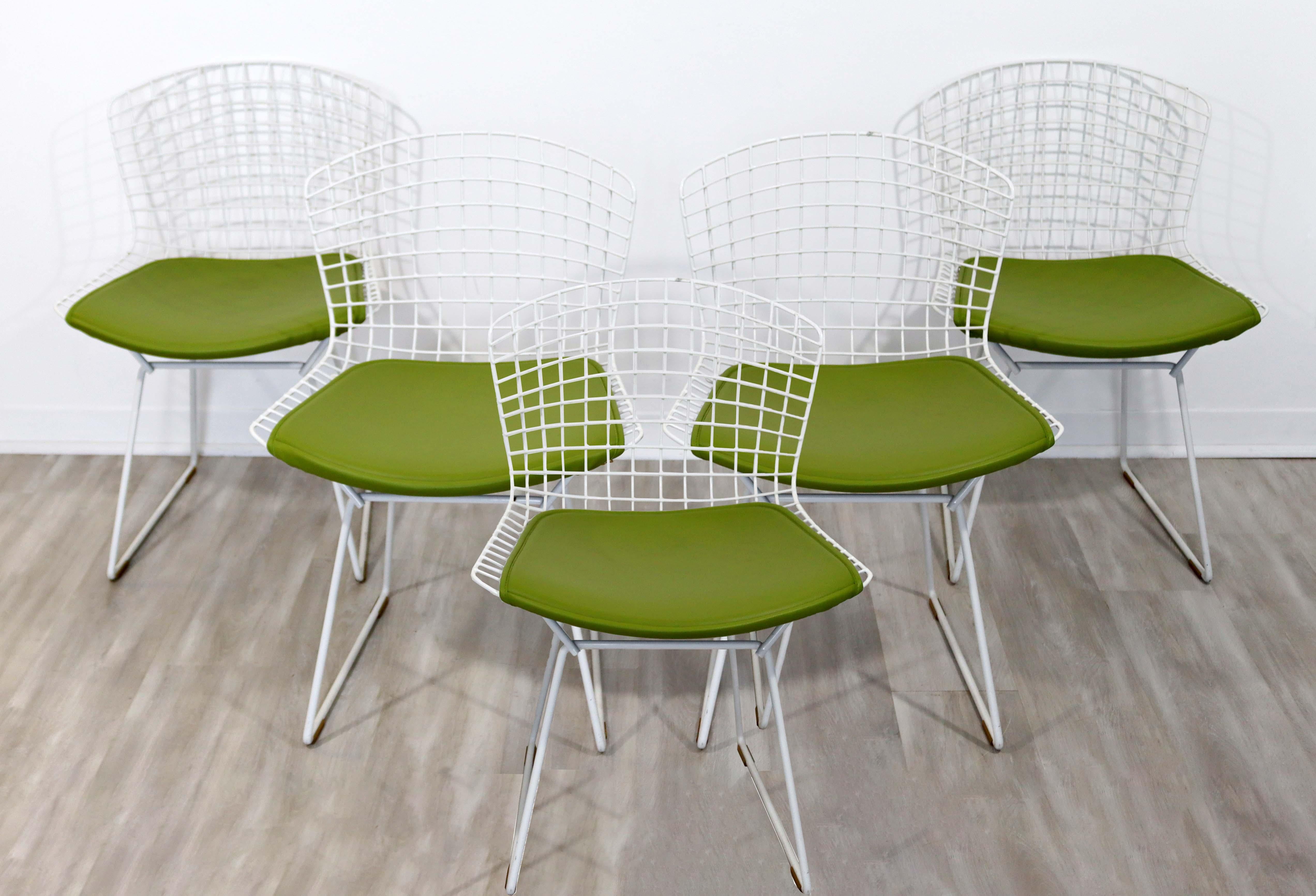 For your consideration is a fantastic set of four, wire side dining chairs, in the style of Harry Bertoia. In very good vintage condition. The dimensions are 21