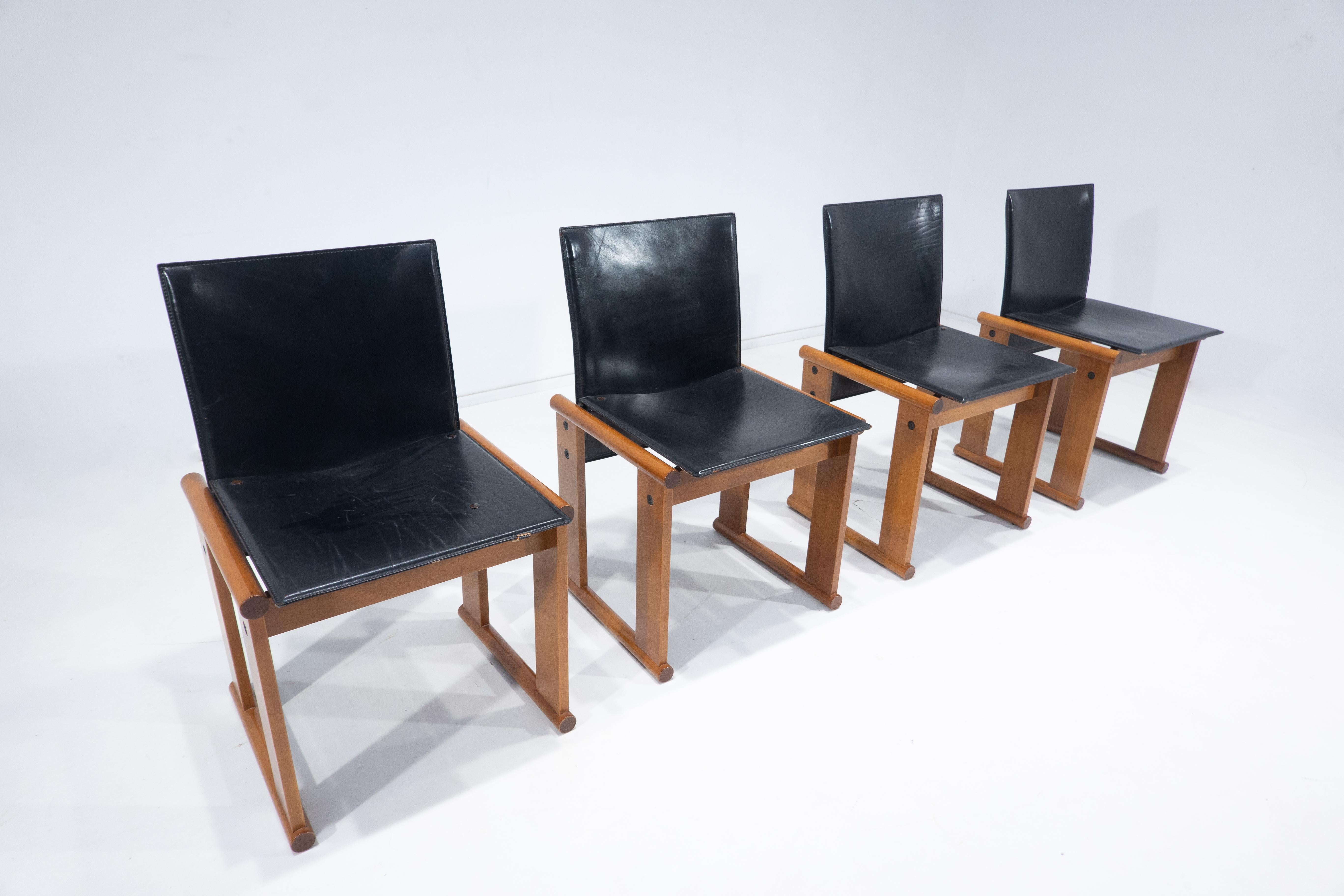 Ensemble de 4 chaises modernes du milieu du siècle par Afra et Tobia Scarpa, Italie, années 1960.