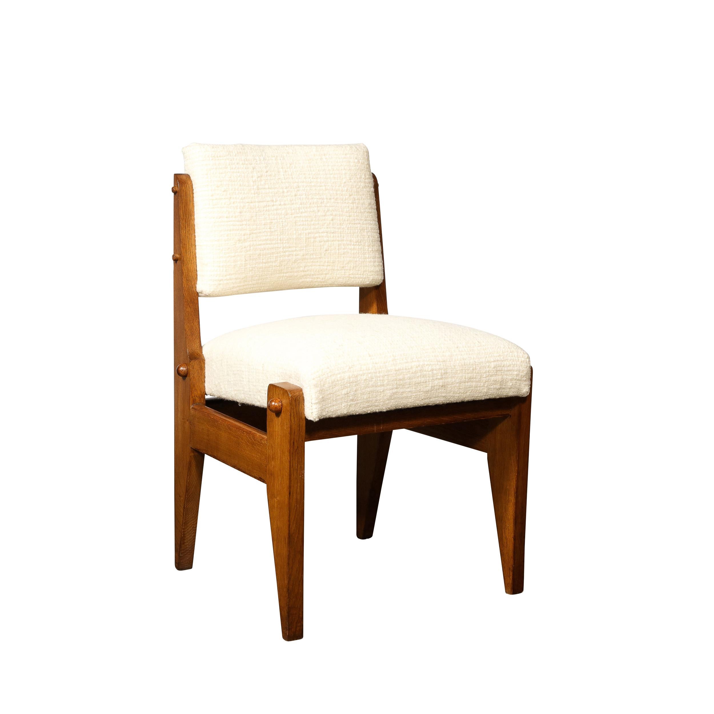 Dieses grafische und raffinierte Set von vier Stühlen wurde um 1950 in Frankreich von den geschätzten Robert Guillerme & Jacques Chambron realisiert. Das Duo Guillerme und Chambron sowie ihr Unternehmen Votre Maison sind ein Meilenstein der