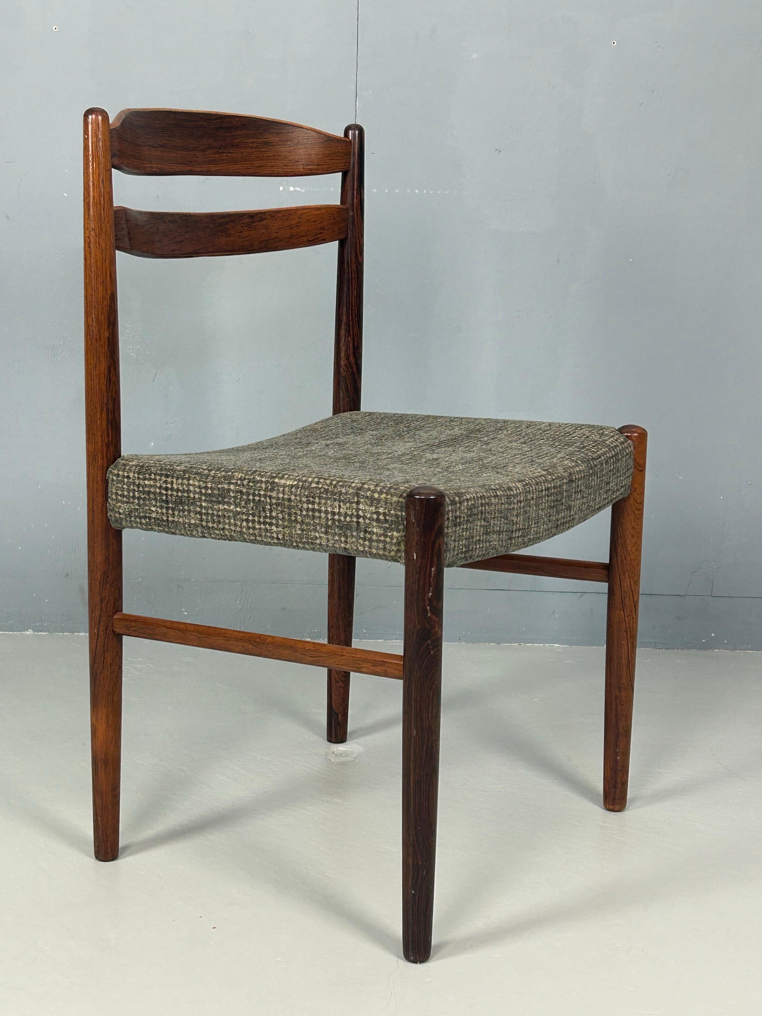 Ensemble de cinq chaises de salle à manger suédoises vintage conçues par Carl Ekstrom pour Albin Johansson & Soner. Ces chaises confortables sont dotées d'un cadre et d'un dossier en bois de rose. Un design typique du milieu du siècle qui offre un