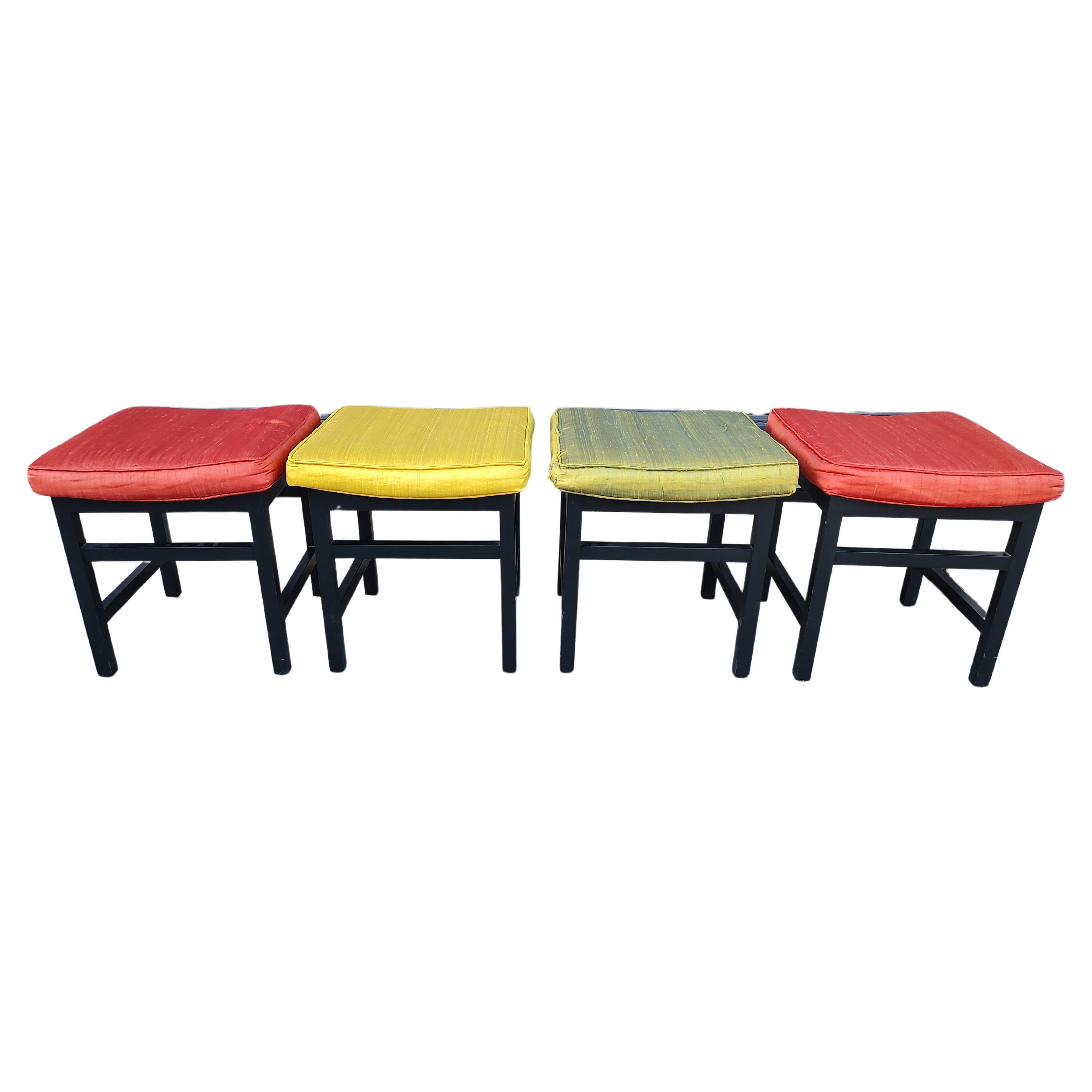 Set aus 4 ebonisierten Hockern mit Seidenpolsterung, Mid-Century Modern, Modern (Moderne der Mitte des Jahrhunderts) im Angebot