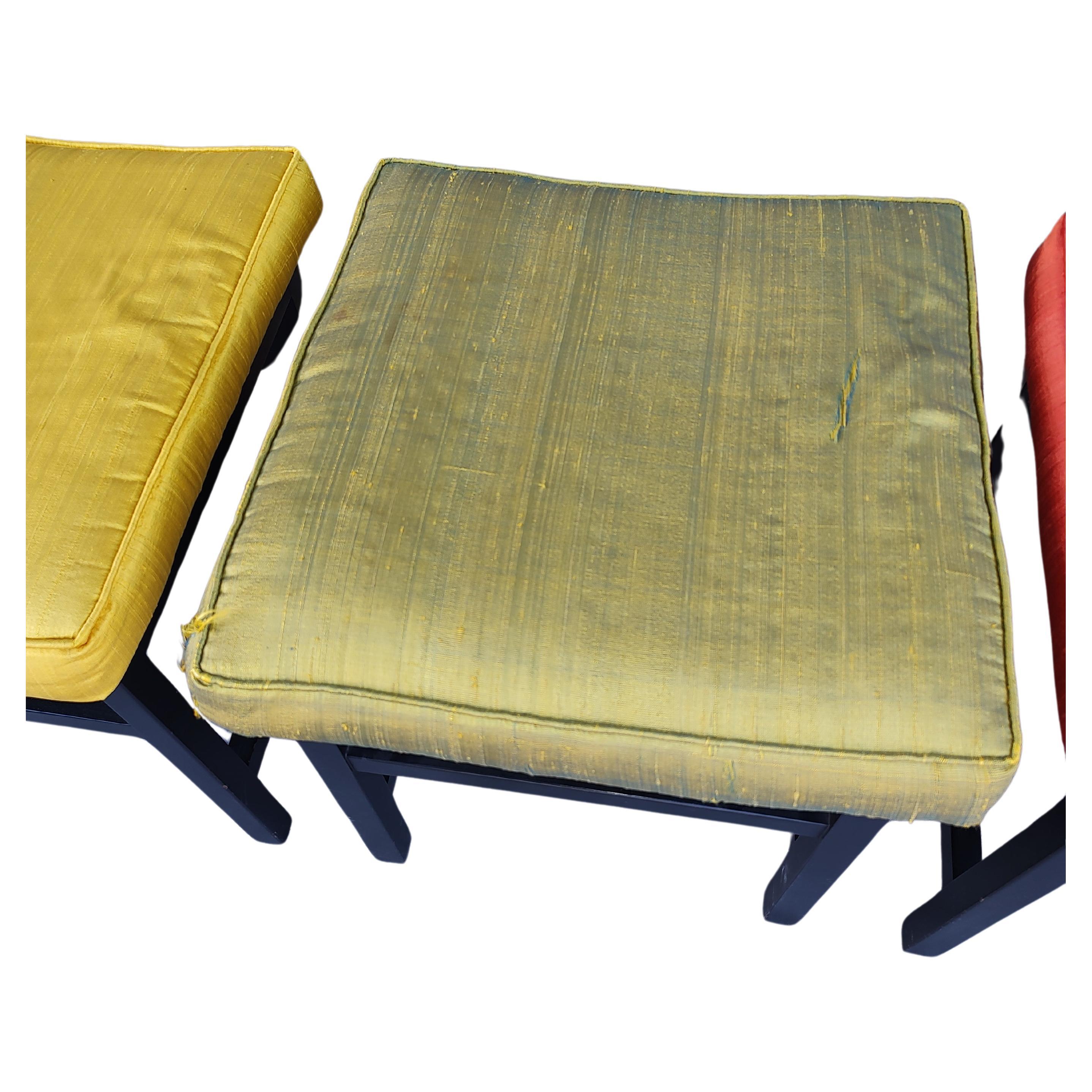 Set aus 4 ebonisierten Hockern mit Seidenpolsterung, Mid-Century Modern, Modern (amerikanisch) im Angebot