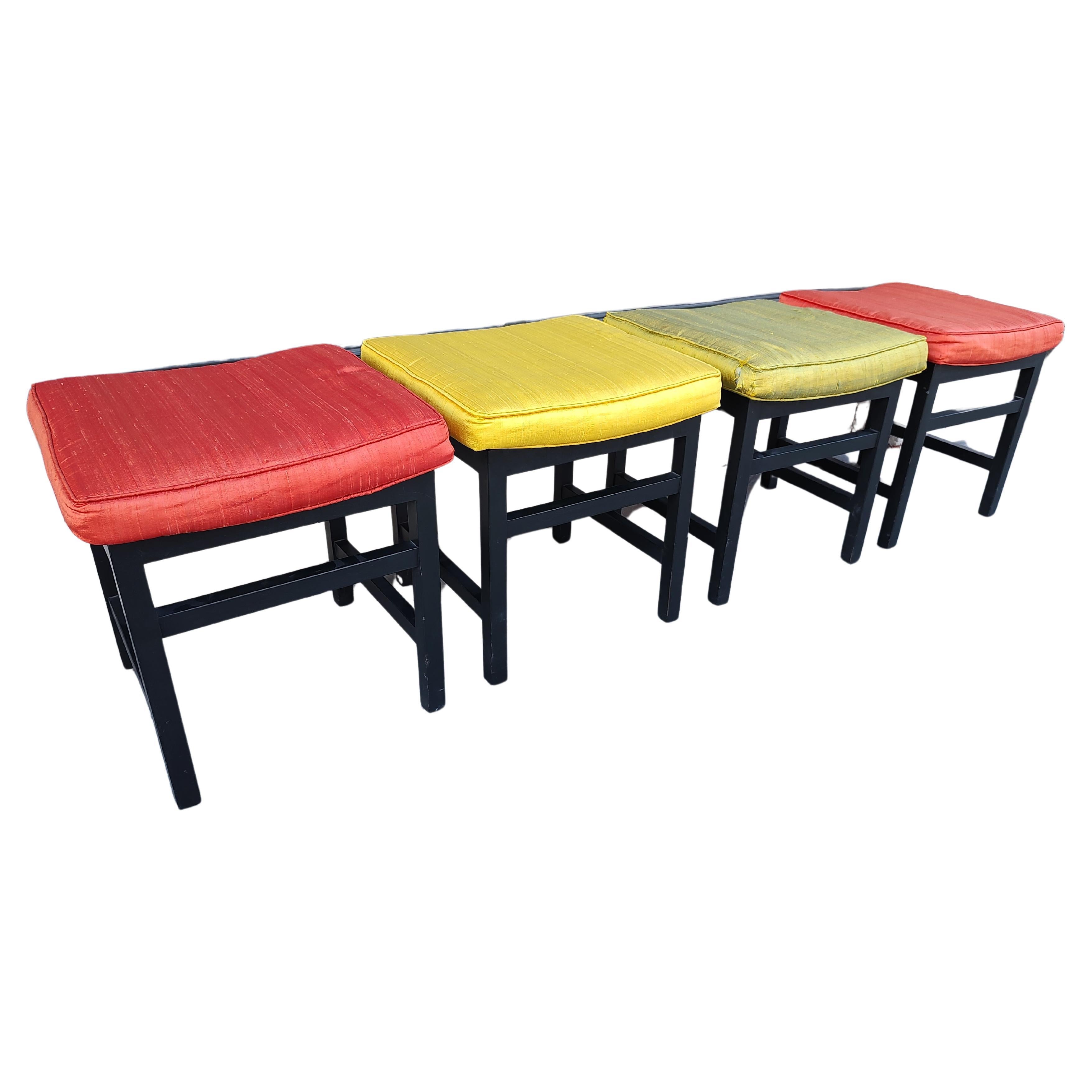 Set aus 4 ebonisierten Hockern mit Seidenpolsterung, Mid-Century Modern, Modern (Mitte des 20. Jahrhunderts) im Angebot