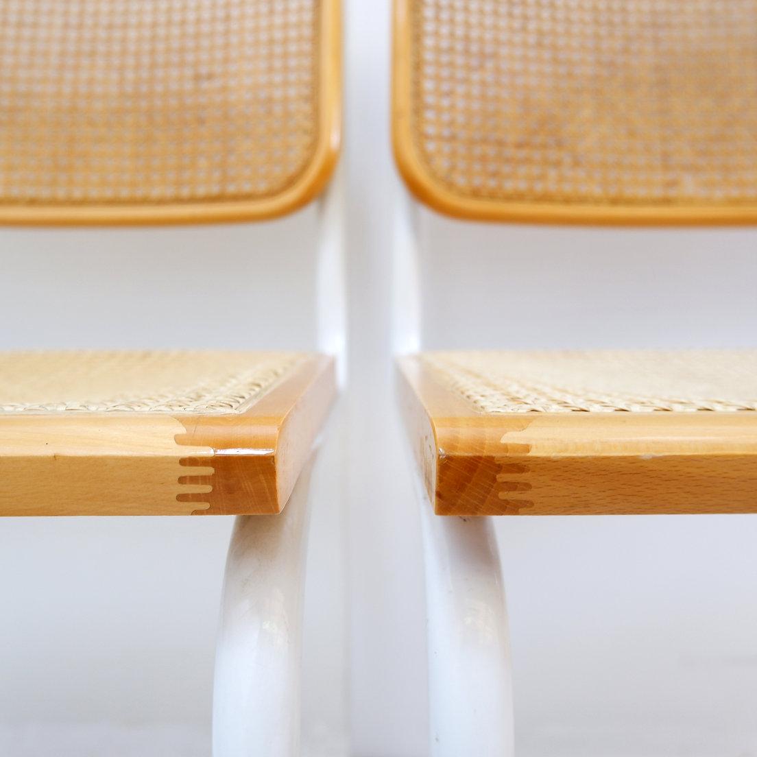 Juego de 4 sillas de caña italianas modernas de mediados de siglo al estilo de Marcel Breuer
Vintage - Silla - Decoración - Años 70
Medidas : 46x53cm H:82cm SH:45cm 
Material : Estructura Tubular - Caña 
