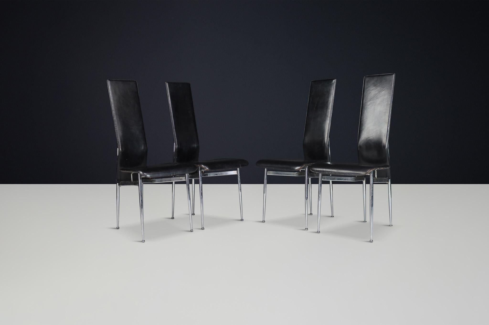 Satz von 4 Leder-Esszimmerstühlen von Giancarlo Vegni für Fasem, Moderne der Mitte des Jahrhunderts

Dieses elegante Set aus vier Esszimmerstühlen wurde Ende des 20. Jahrhunderts vom italienischen Designer Giancarlo Vegni für Fasem entworfen. Mit