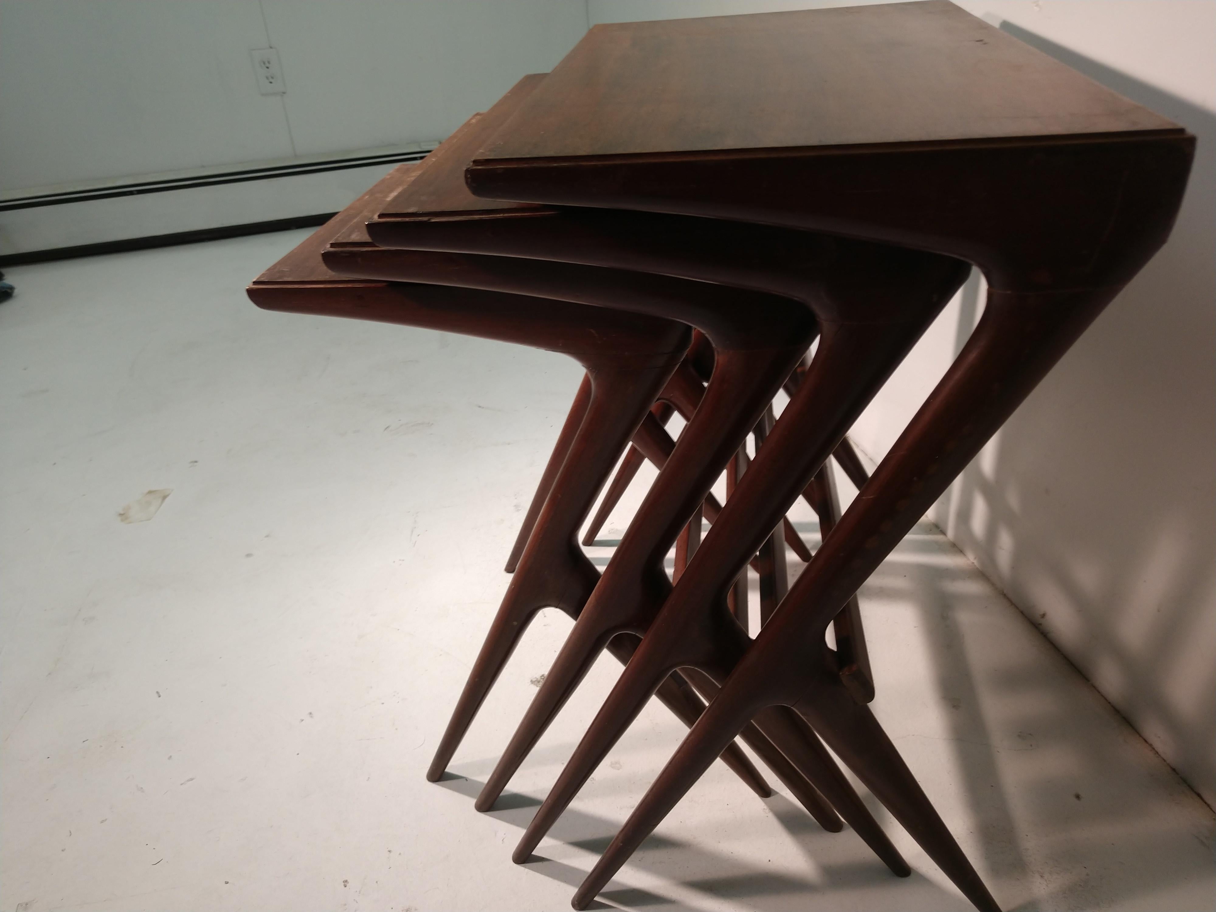 Mid-Century Modern Sculptural Set of 4 Walnut Nesting Tables by Ico Parisi In Good Condition For Sale In Port Jervis, NY