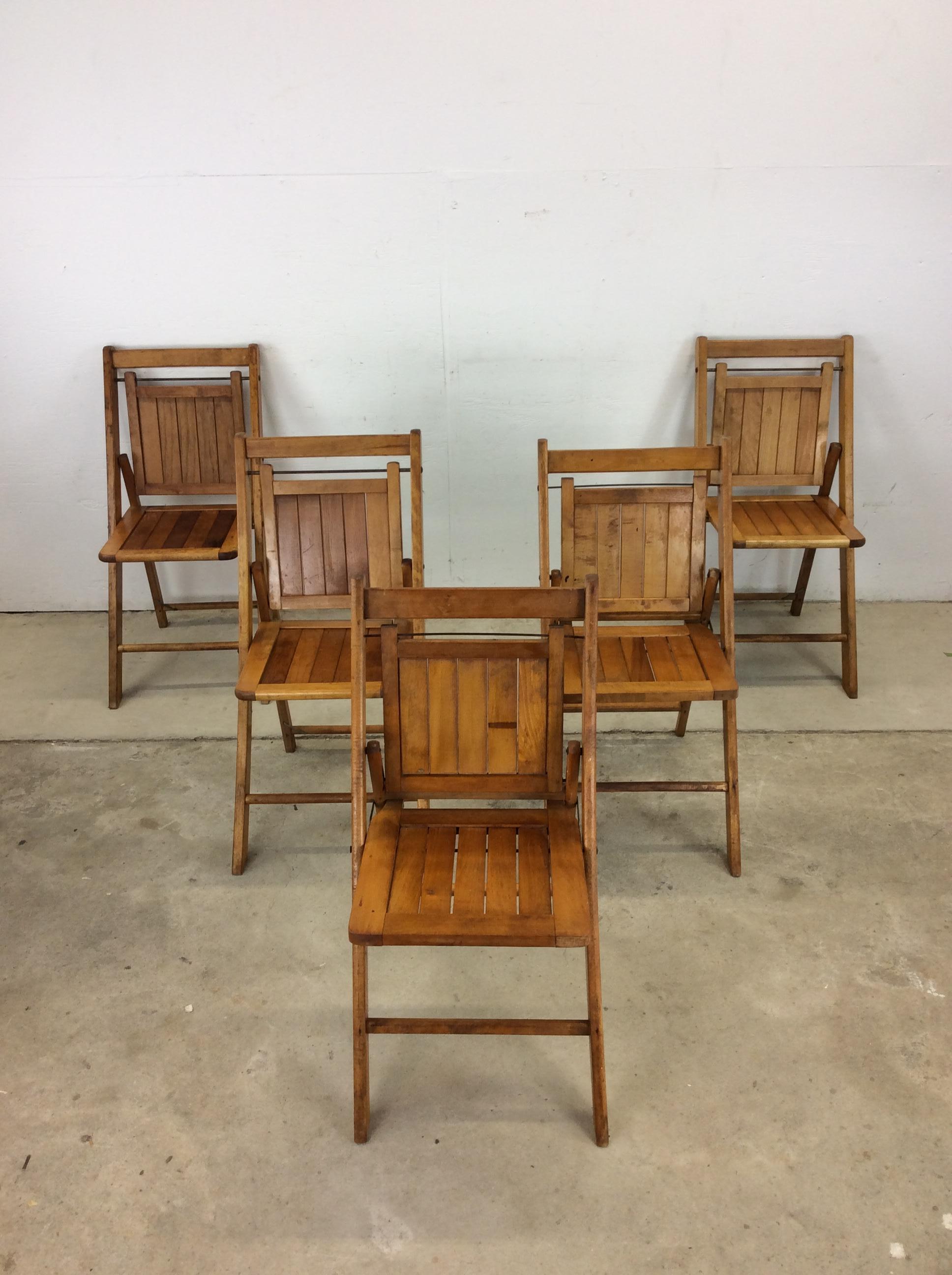 Dieses Set aus fünf antiken Beistellstühlen zeichnet sich durch eine Hartholzkonstruktion, blondes Ahorn-Finish, Lattenrost an Rückenlehne und Sitzfläche sowie einen Klappmechanismus aus.

Abmessungen: 16b 19d 32h 17.5h

Bemerkungen zum Zustand: Die
