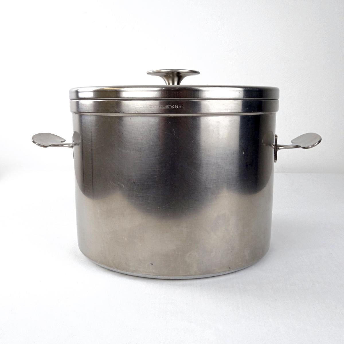 Dick Simonis designed this cookware for Gero Zilmeta in 1958 and was immediately awarded for it in Brussels and Canada because 'high quality goes very well together with a pleasant shape'.
The cookware is nowadays part of the permanent collection