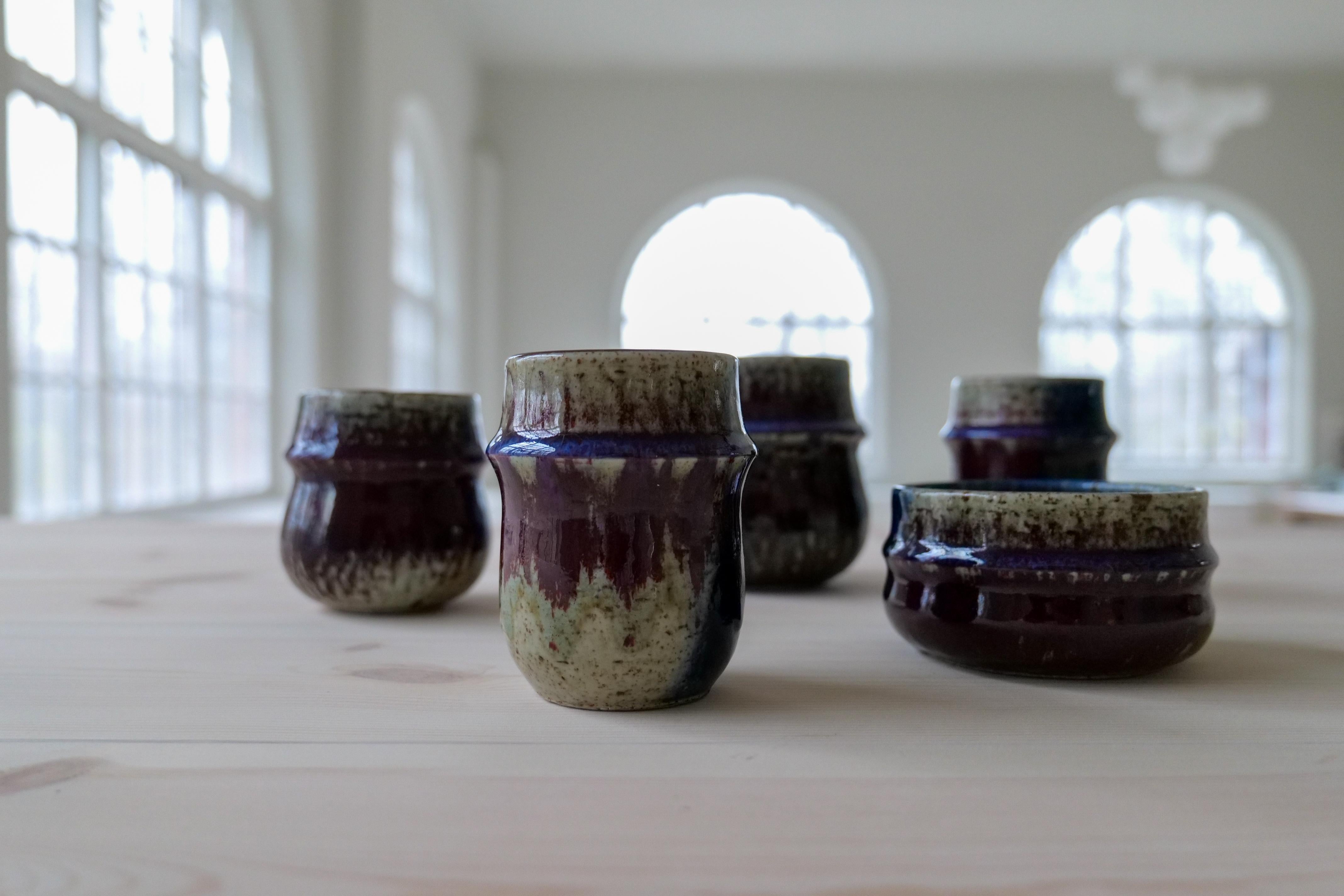 Moderner Satz von 5 Steingutteilen Rörstrand Sylvia Leuchovius, 1970er Jahre (Schwedisch) im Angebot